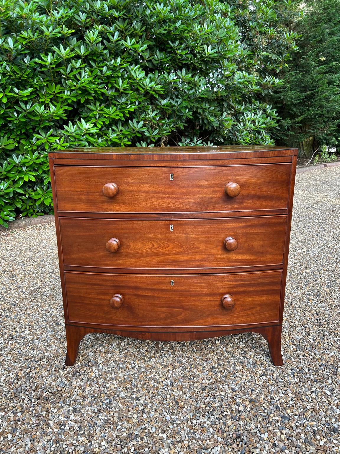 19th Century Georgian Mahogany Bowfront Chest Of Drawers In Good Condition In Richmond, Surrey