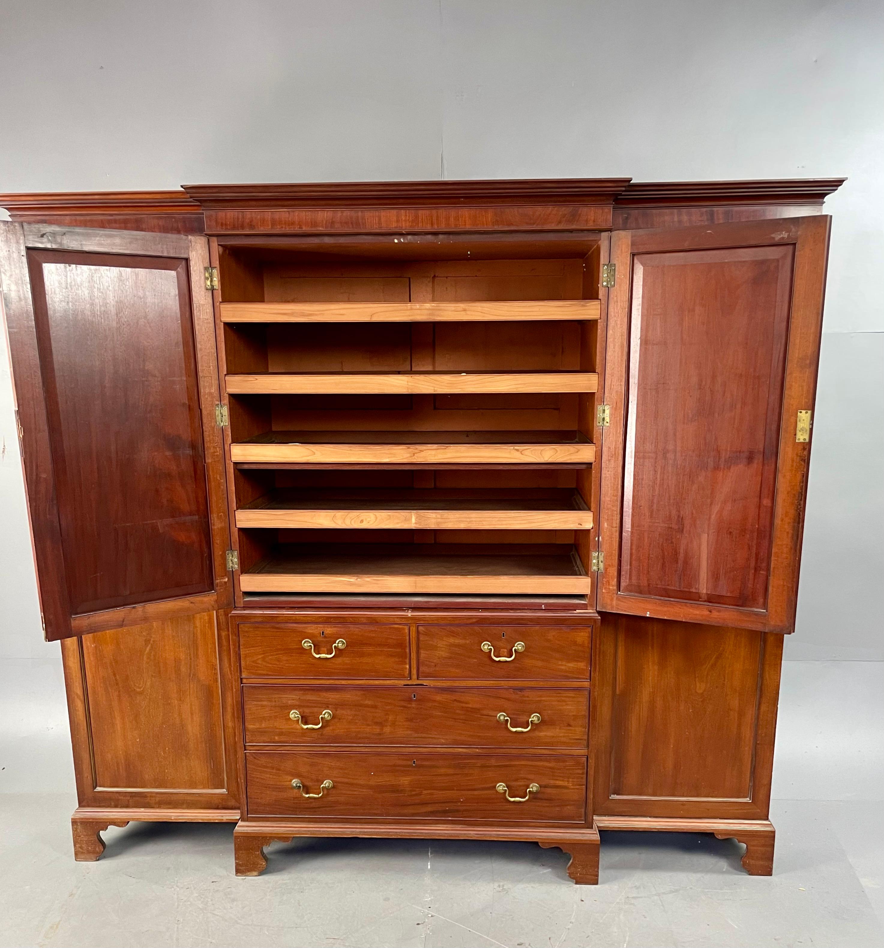 19th Century Georgian mahogany breakfront wardrobe Armoire In Good Condition In Chelmsford, GB