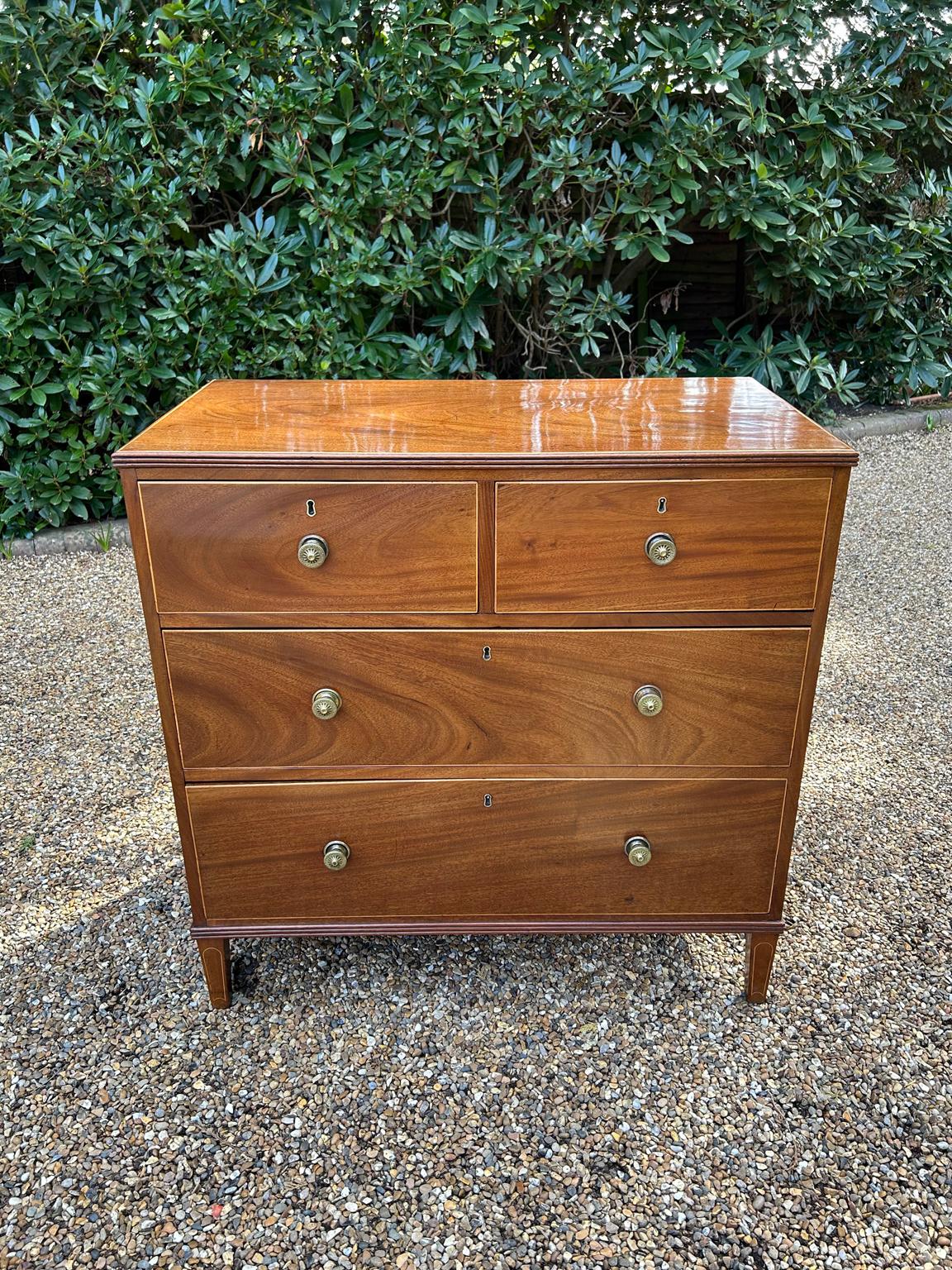 Cassettiera in mogano georgiano del XIX secolo di alta qualità, con due cassetti corti e due lunghi, maniglie rotonde originali in ottone, su piedini originali.

Circa: 1820

Video:
Se hai bisogno di un video. Per favore, facci sapere compilando il