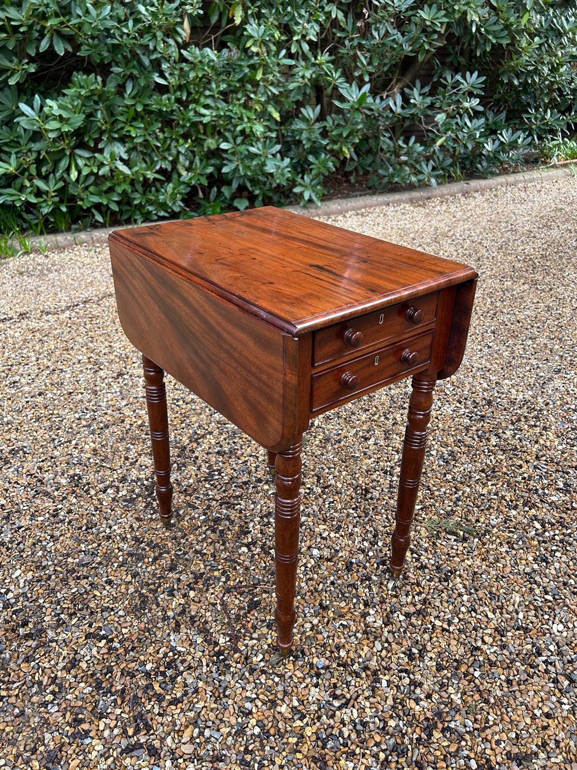19th Century Georgian Mahogany Drop Leaf Work Table In Good Condition For Sale In Richmond, Surrey