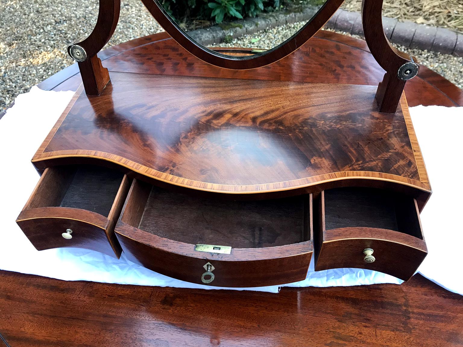 19th Century Georgian Mahogany Shield Shaped Serpentine Dressing Mirror For Sale 1