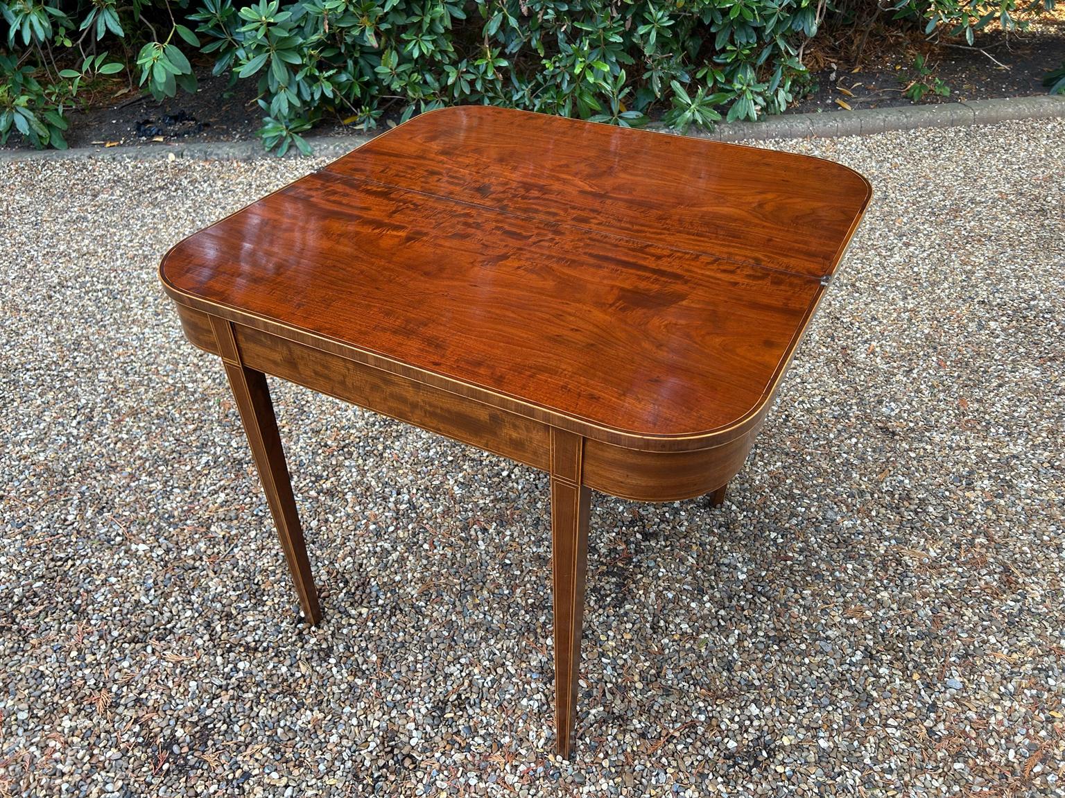 Table à thé en acajou de style géorgien du XIXe siècle en vente 3