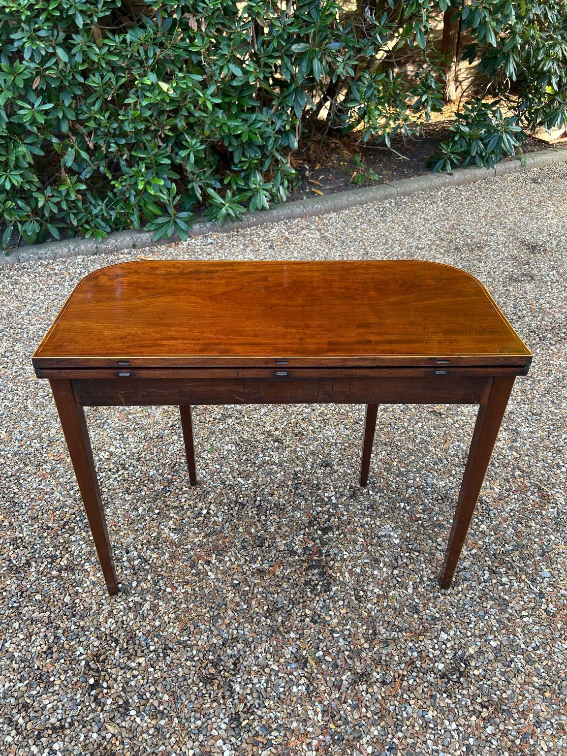 Table à thé en acajou de style géorgien du XIXe siècle en vente 4
