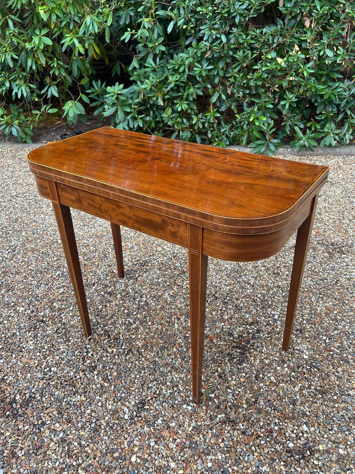 Georgien Table à thé en acajou de style géorgien du XIXe siècle en vente