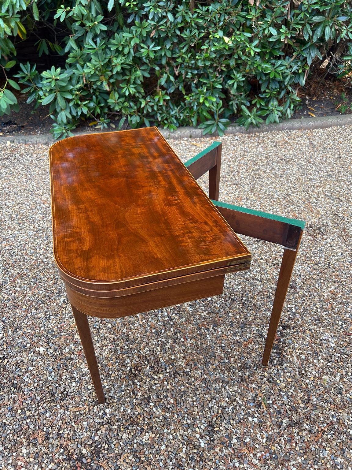 Acajou Table à thé en acajou de style géorgien du XIXe siècle en vente