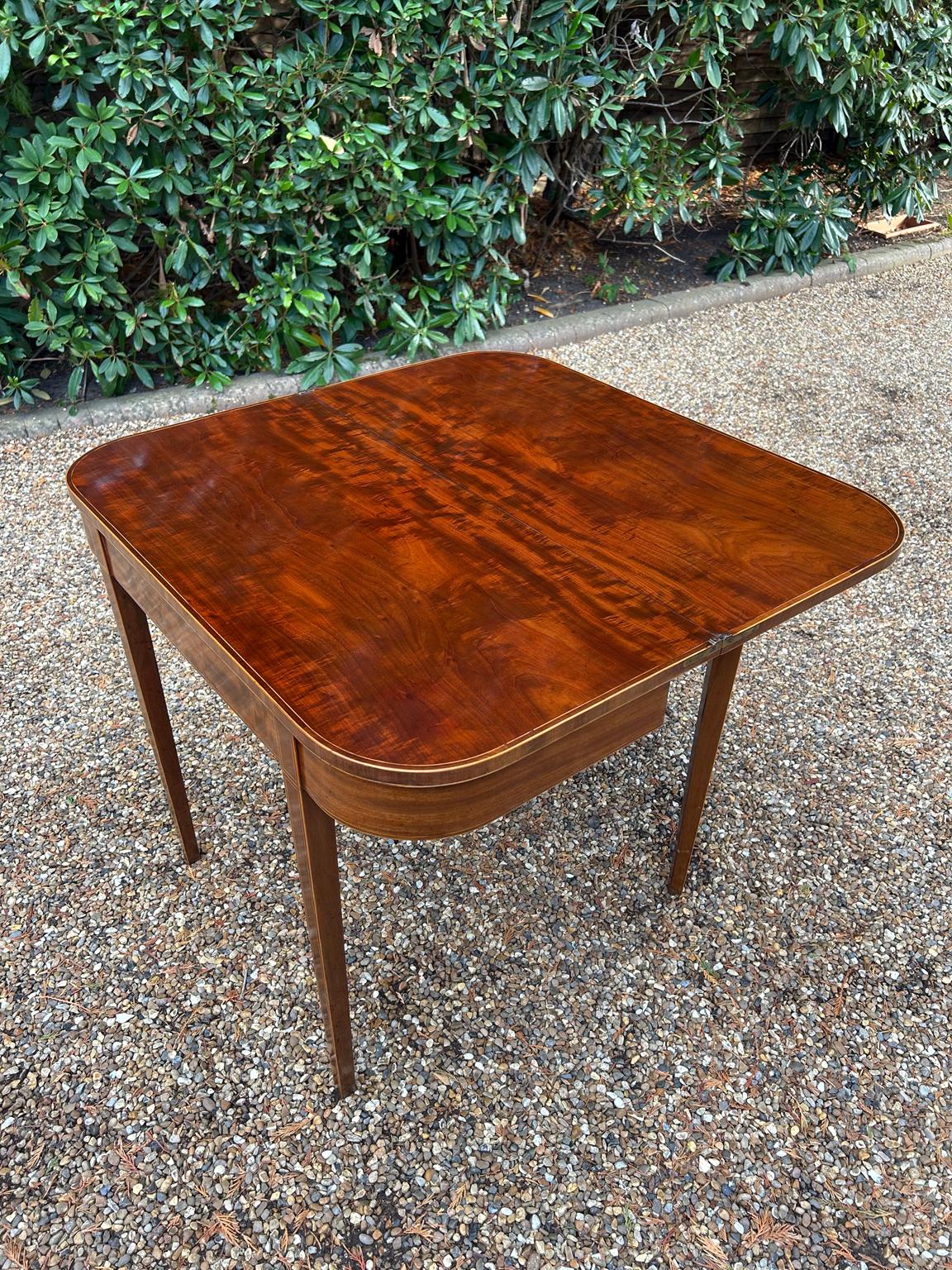 Table à thé en acajou de style géorgien du XIXe siècle en vente 1