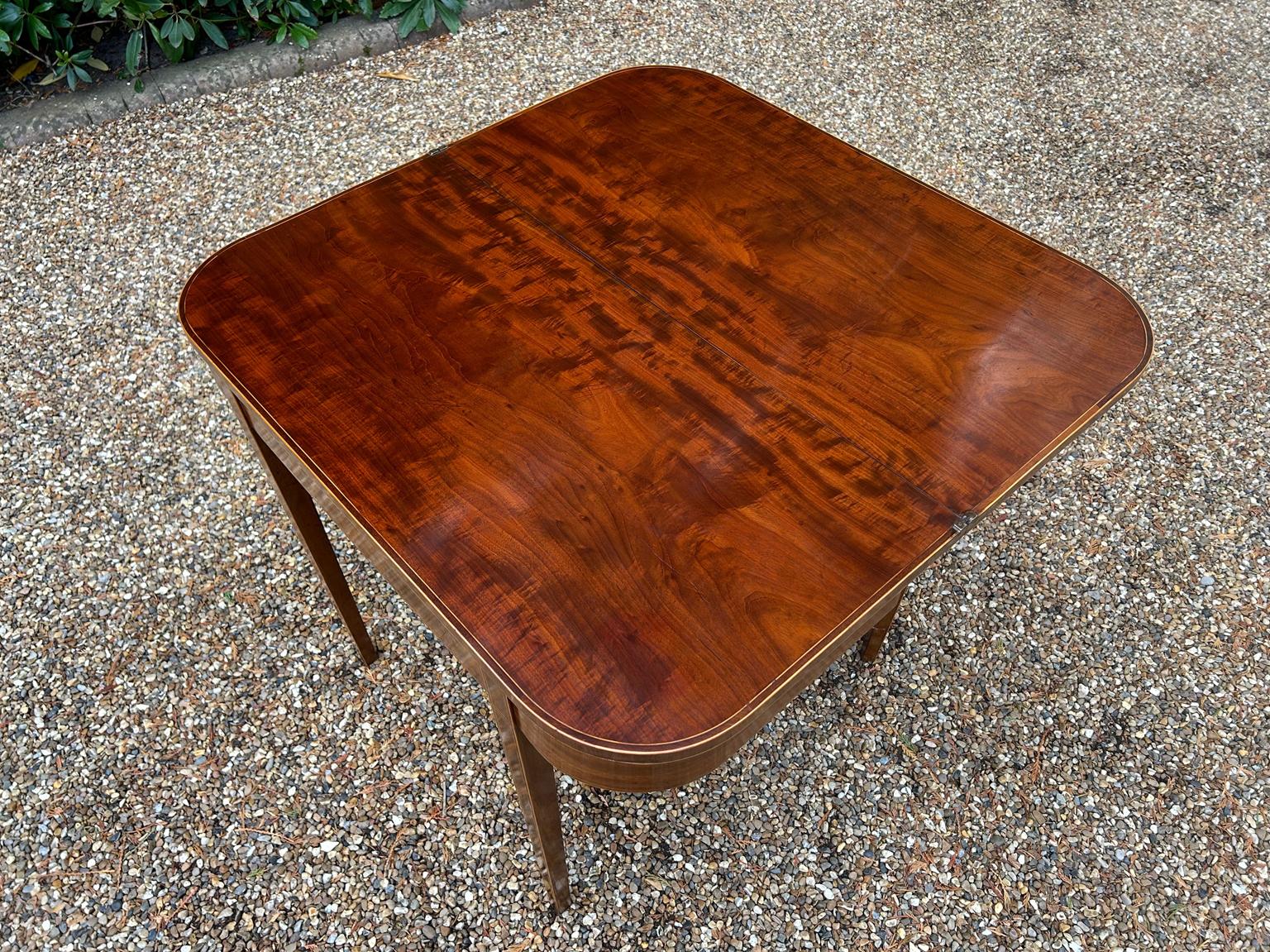 Table à thé en acajou de style géorgien du XIXe siècle en vente 2