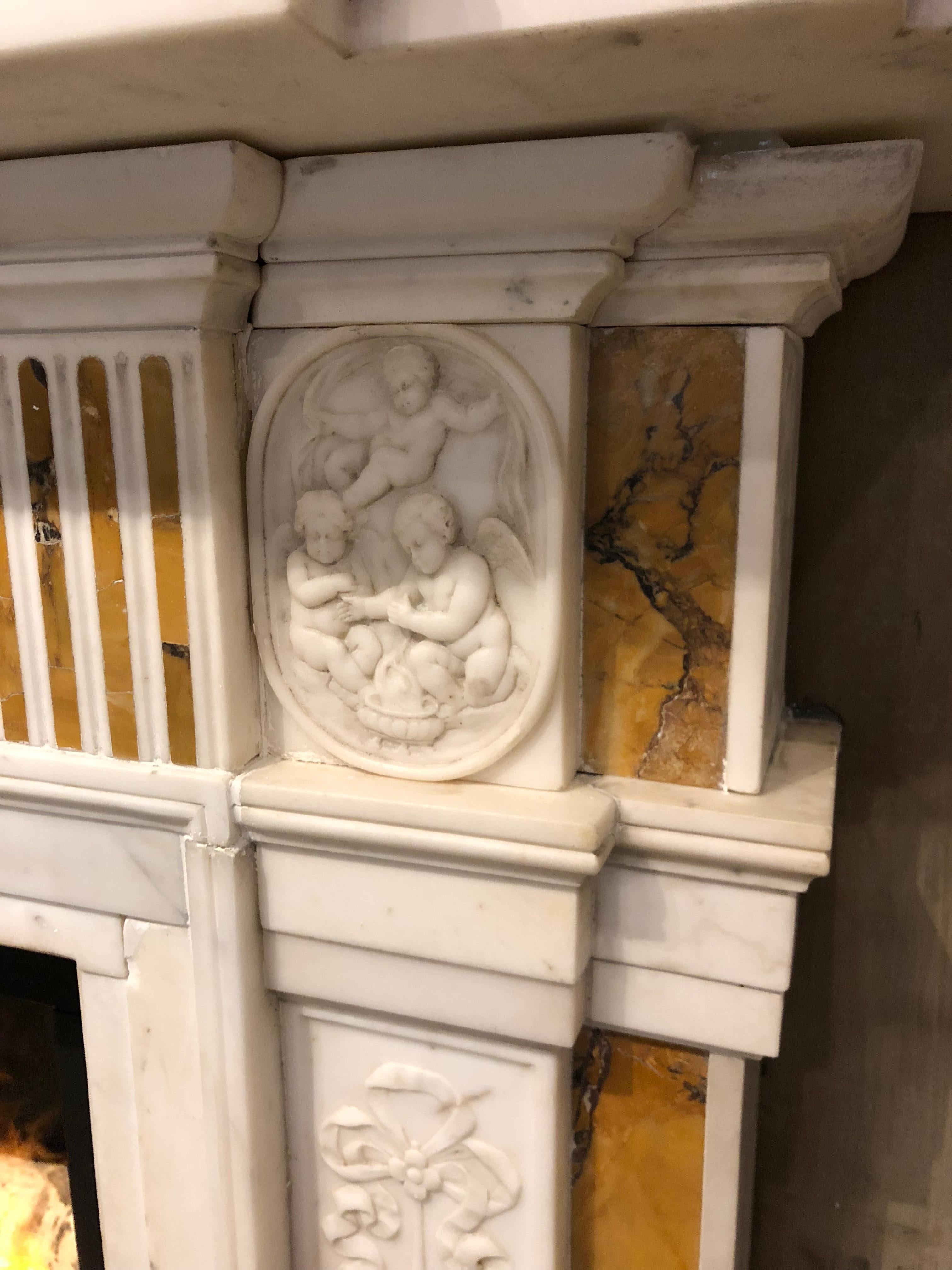 Georgianischer Kaminsims aus Bildhauermarmor des 19. Jahrhunderts mit Siena-Intarsien NY-156 im Angebot 1