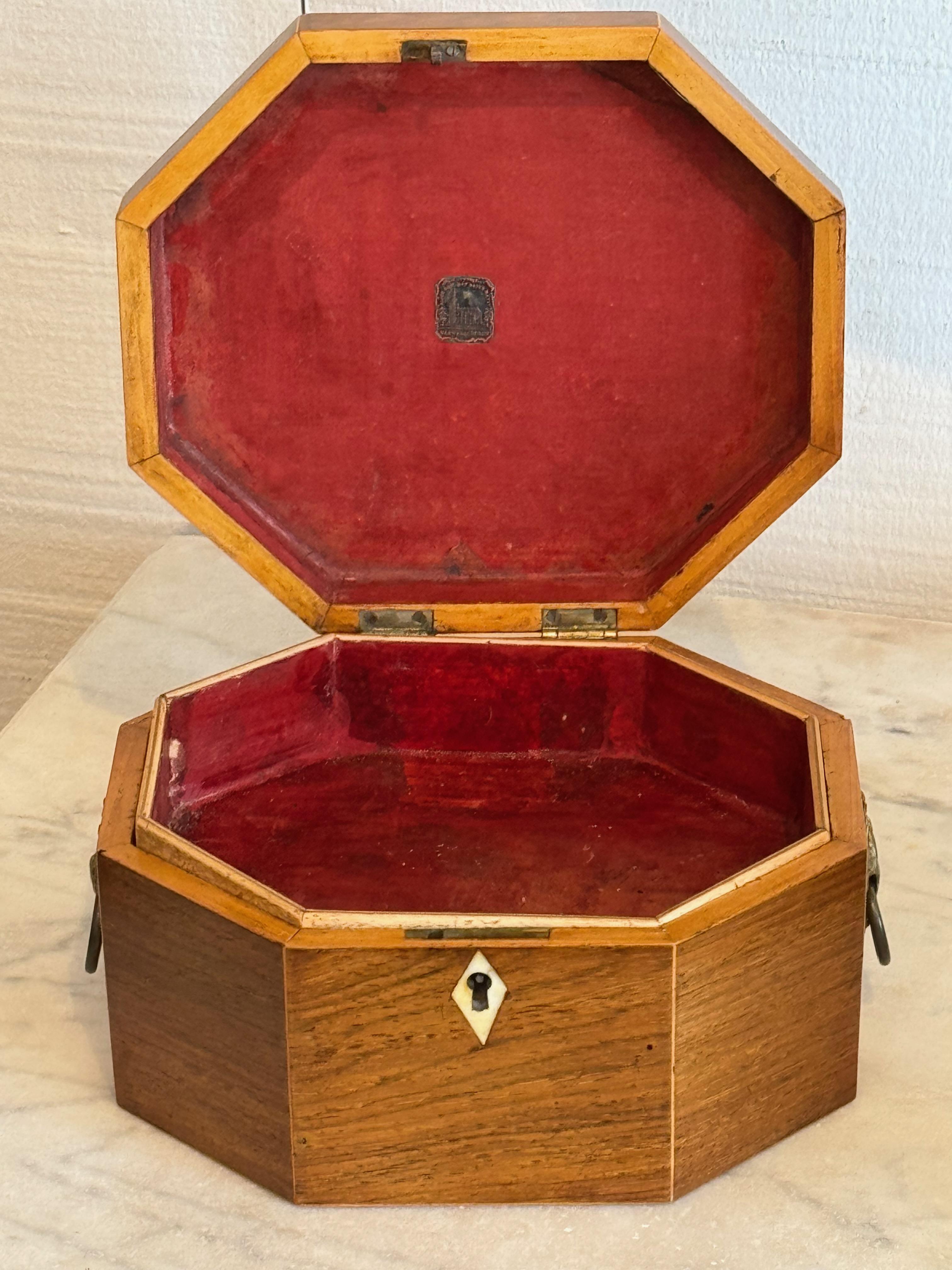 Caja octogonal georgiana del siglo XIX con decoración calada en Bueno estado para la venta en Charlottesville, VA