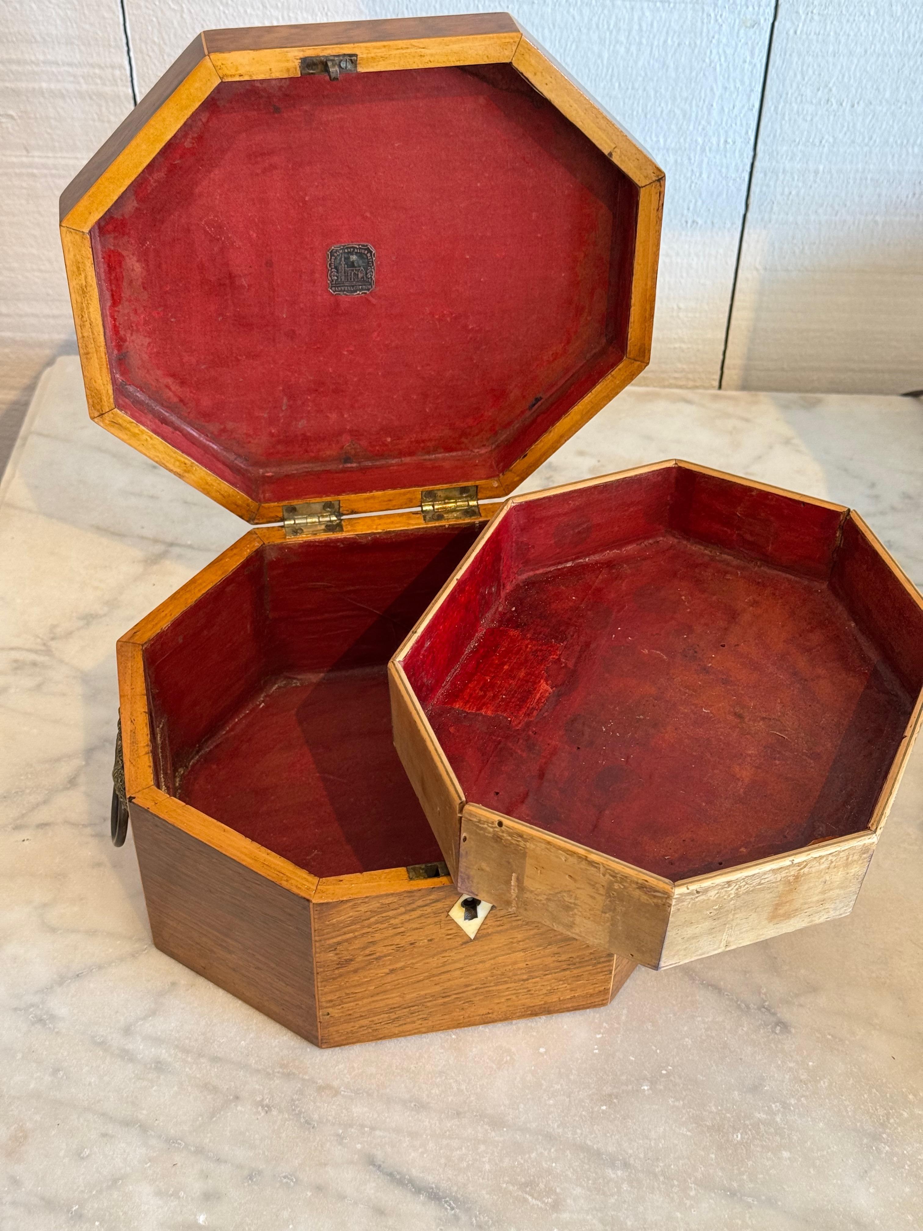 Caja octogonal georgiana del siglo XIX con decoración calada Hueso en venta