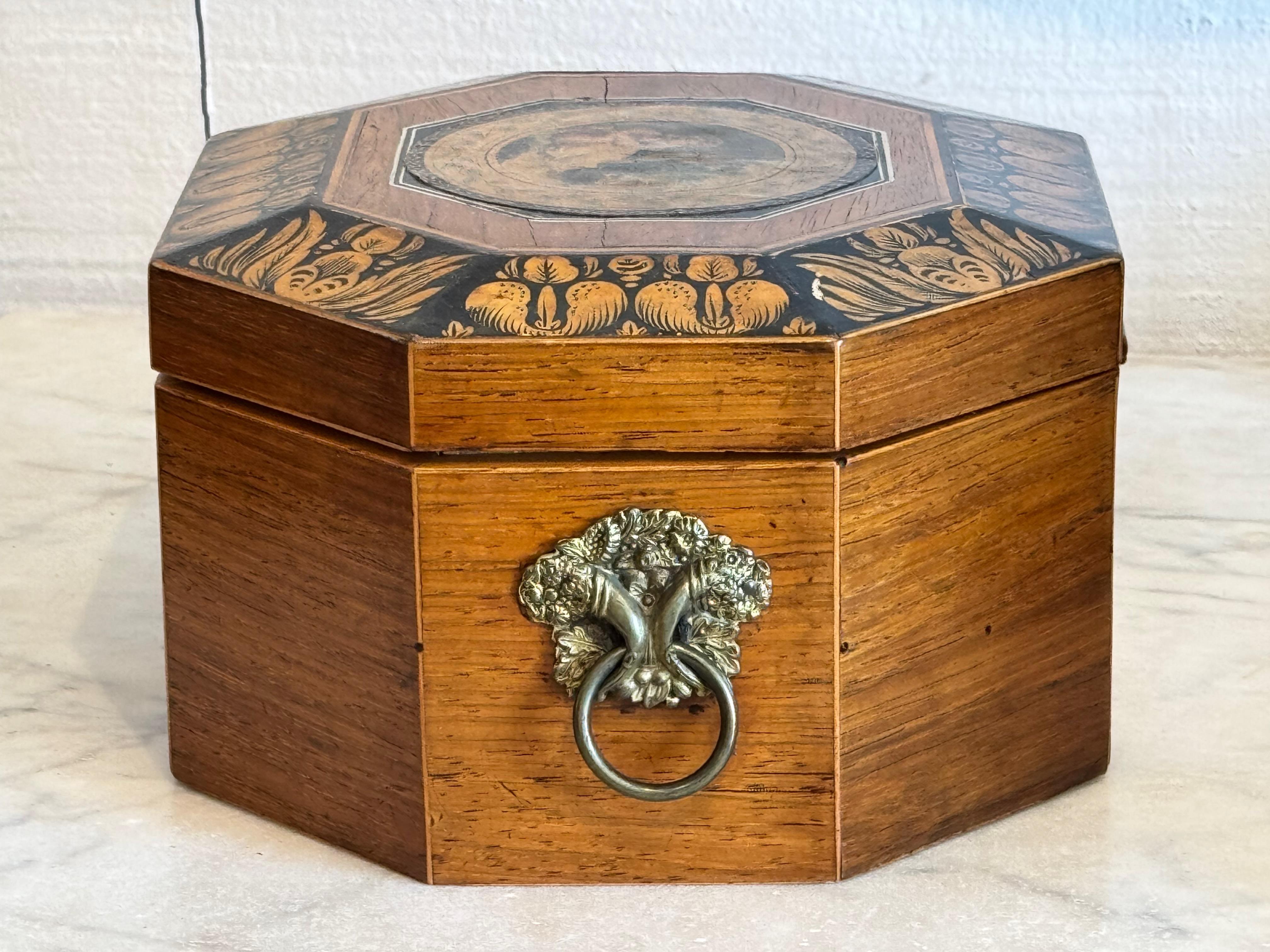 Caja octogonal georgiana del siglo XIX con decoración calada en venta 1