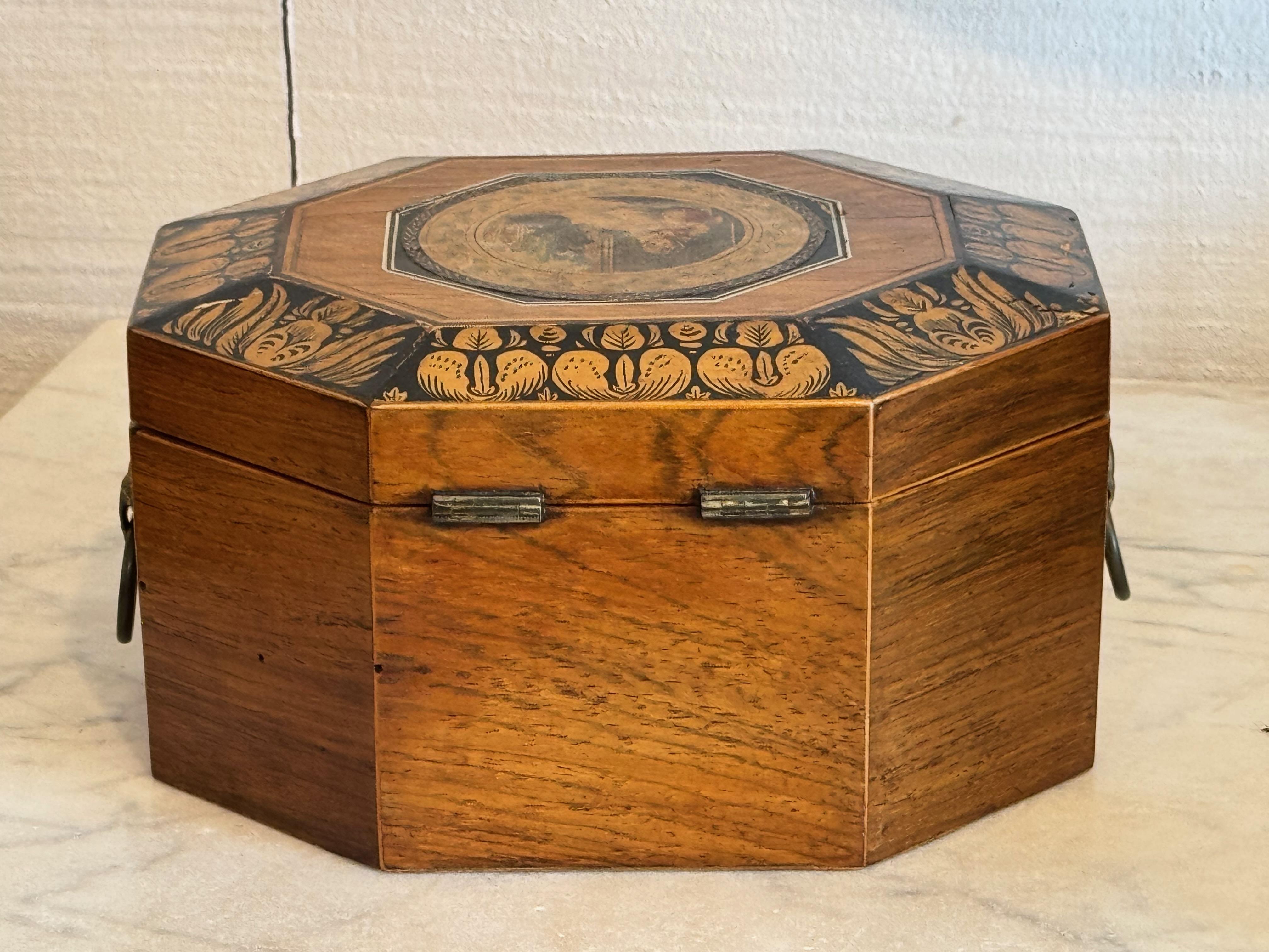 Caja octogonal georgiana del siglo XIX con decoración calada en venta 2