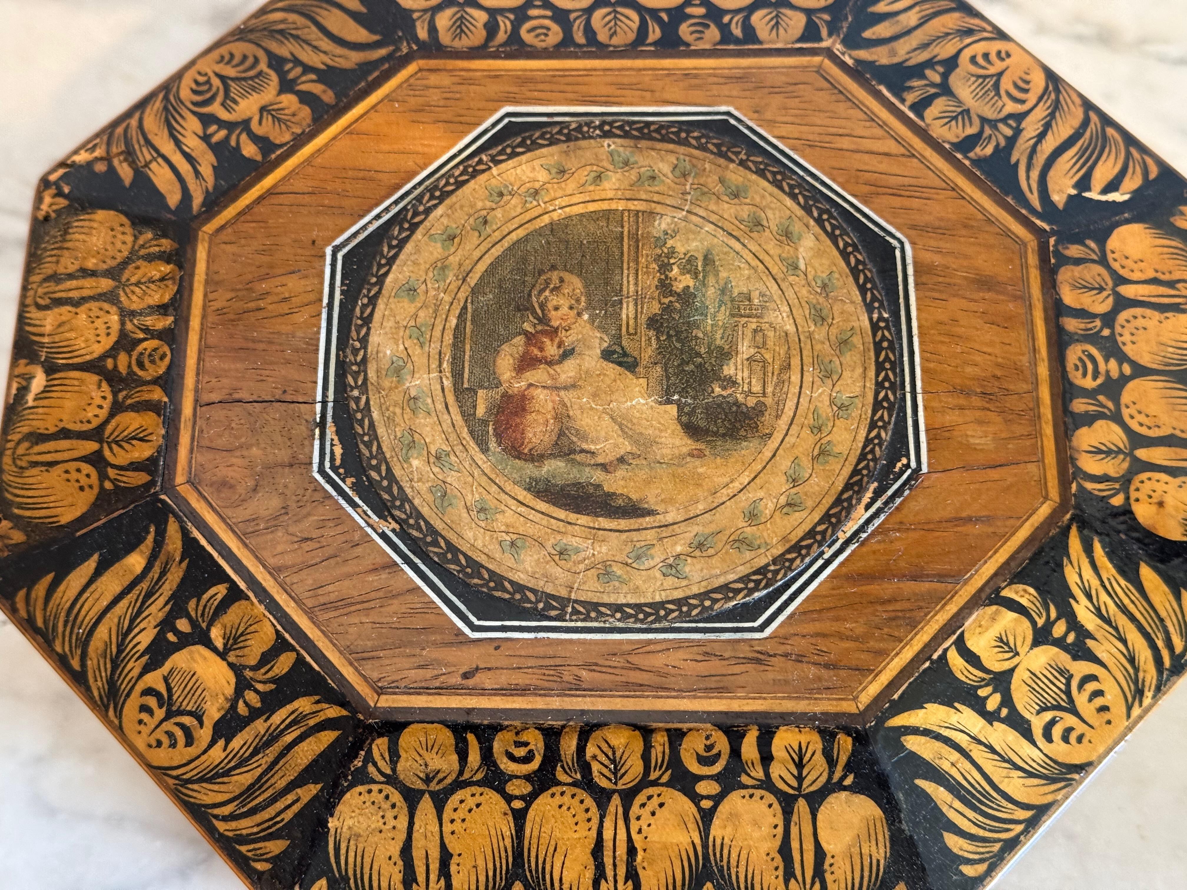 Caja octogonal georgiana del siglo XIX con decoración calada en venta 3