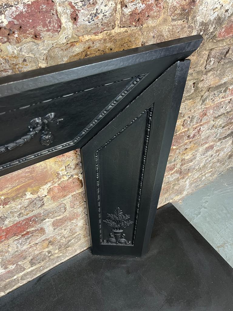 19th Century Georgian Pair Of Cast Iron Fireplace Insert Panels In Good Condition For Sale In London, GB