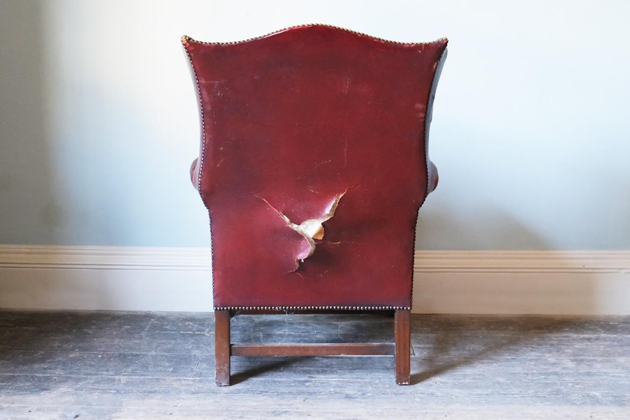 19th Century Georgian Red Leather-Upholstered Wingback Armchair In Distressed Condition For Sale In London, GB