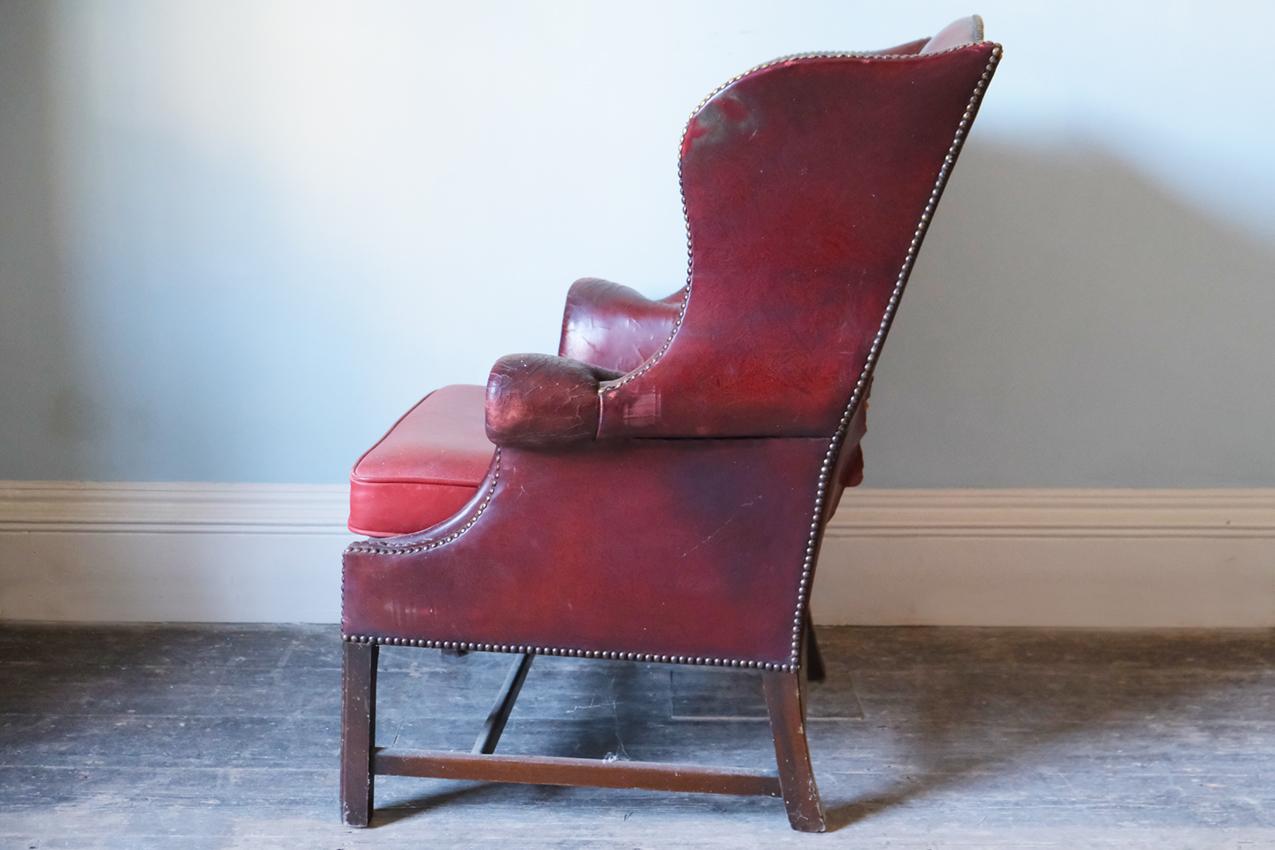 19th Century Georgian Red Leather-Upholstered Wingback Armchair For Sale 1