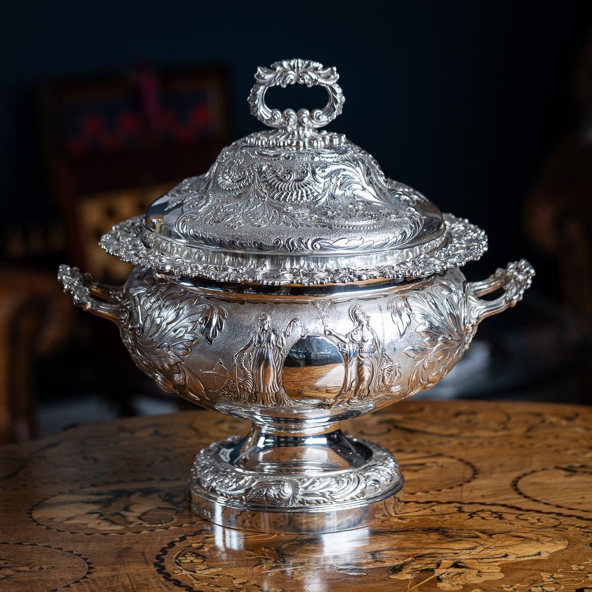Soupière ancienne en argent massif géorgien du début du 19e siècle et son couvercle. D'une taille et d'un poids monumentaux, d'une forme ronde montée avec un couvercle bombé avec une poignée attachée décorée de feuilles d'acanthe. En soulevant le