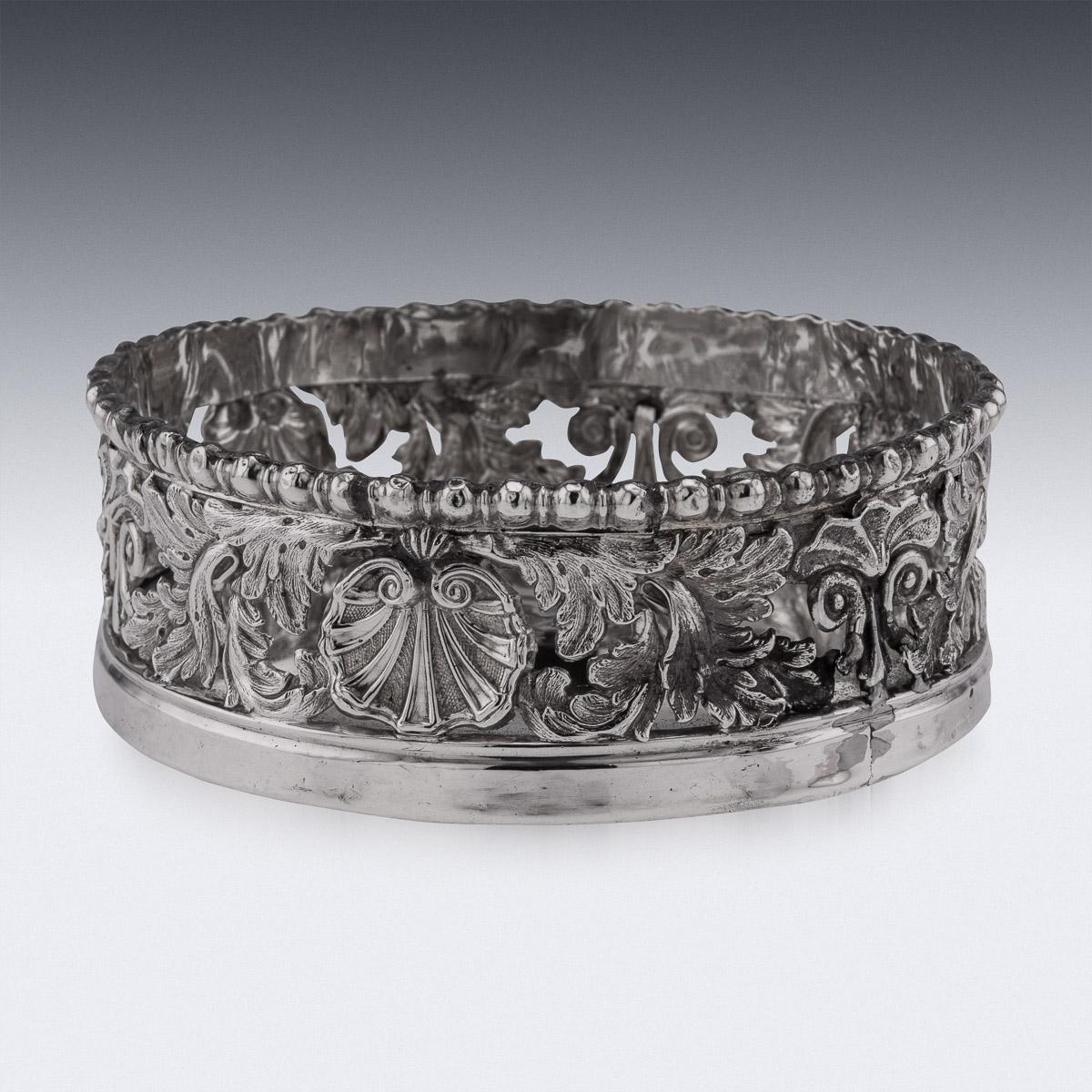 Argent Paire de sous-verres à vin en argent massif géorgien du 19ème siècle, Sheffield, vers1810 en vente
