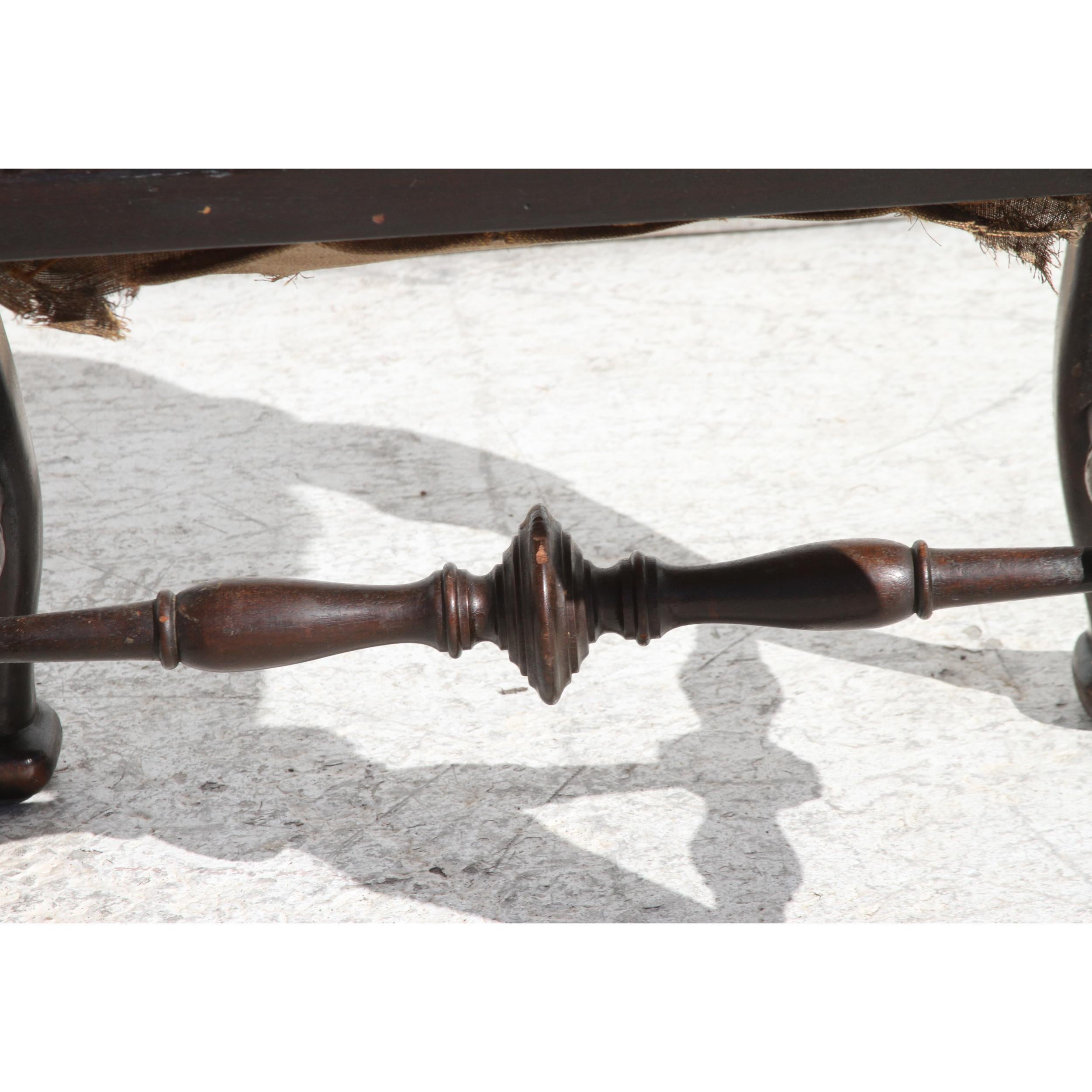 Il s'agit d'un ancien tabouret/banc d'époque géorgienne qui a conservé sa finition d'origine. Le tabouret est tapissé d'un tissu à l'aiguille et rempli de crin de cheval. 