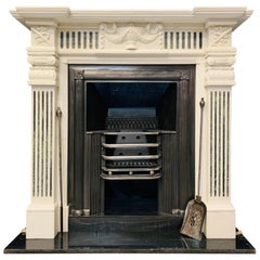 Entourage de cheminée en marbre statuaire sculpté de style géorgien du 19e siècle