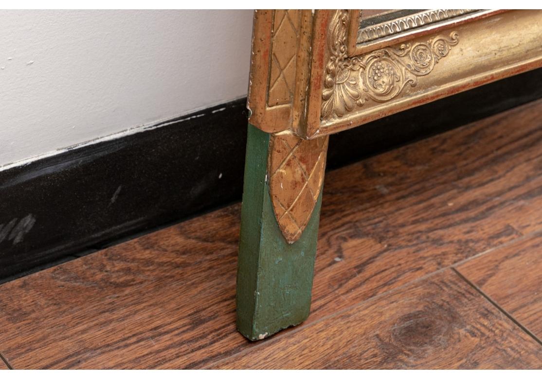 XIXe siècle Miroir doré de style géorgien du 19ème siècle avec accents verts à restaurer en vente