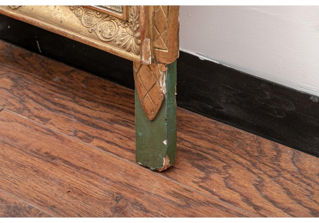 Miroir doré de style géorgien du 19ème siècle avec accents verts à restaurer en vente 2