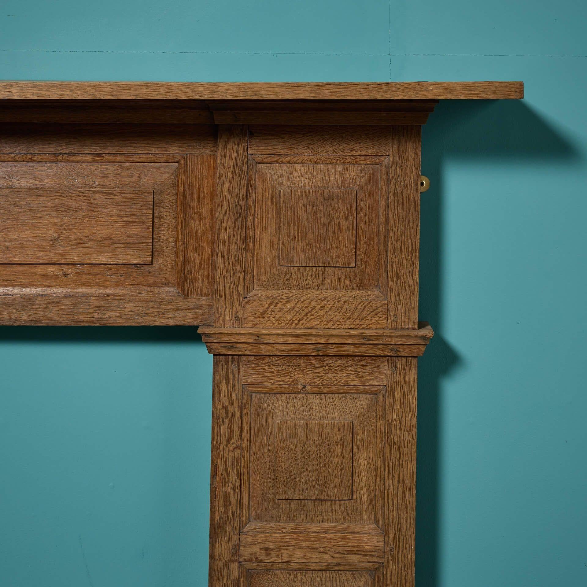 Georgiano Caminetto in stile georgiano del XIX secolo con pannelli in Oak in vendita