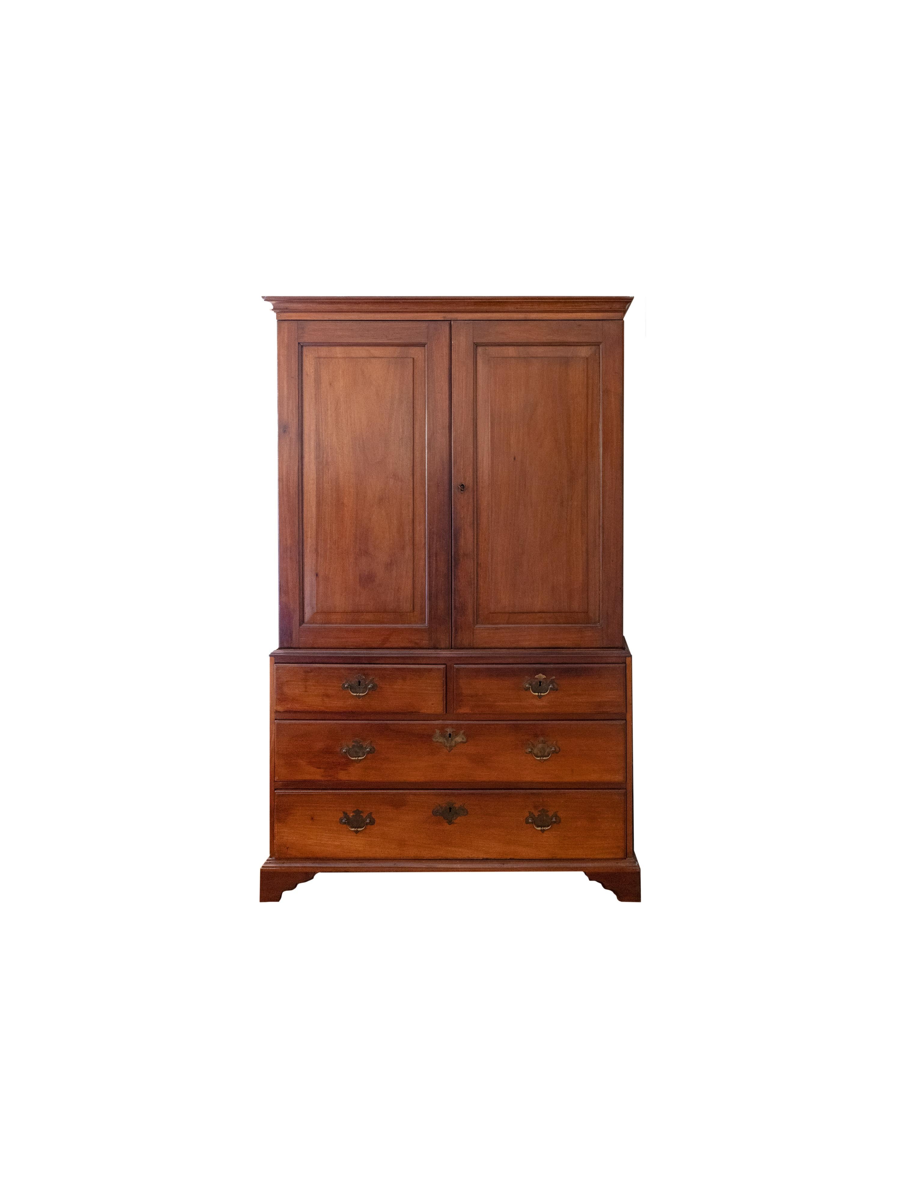 Ein prächtiger Schrank aus dem 19. Jahrhundert mit zwei Fässern, ein perfektes Beispiel für die Symmetrie zwischen dem portugiesischen Dona-Maria-Stil und dem Gerorgianischen Stil, der das Stück inspirierte, mit 2 großen Schubladen, 4 kleineren