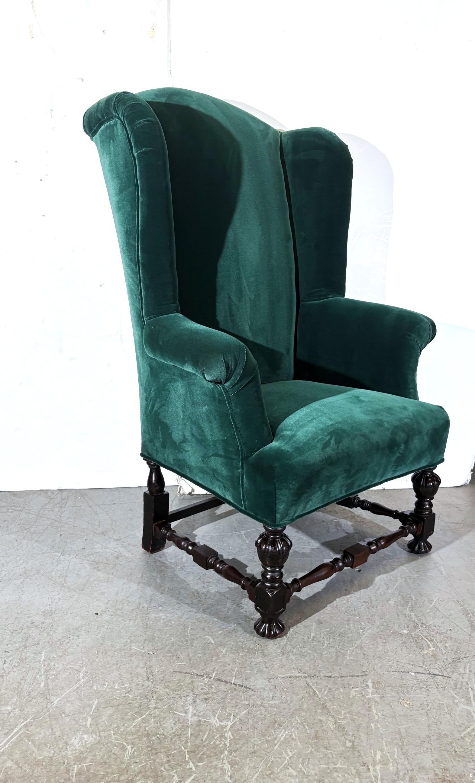  Antiche poltrone Wingback georgiane del 1850 circa con gambe cabriole ornatamente intagliate e braccioli piatti in stile William Morris. Le sedie sono state recuperate con un tessuto di mohair verde. Il nome del tessuto è Greene & Greene.