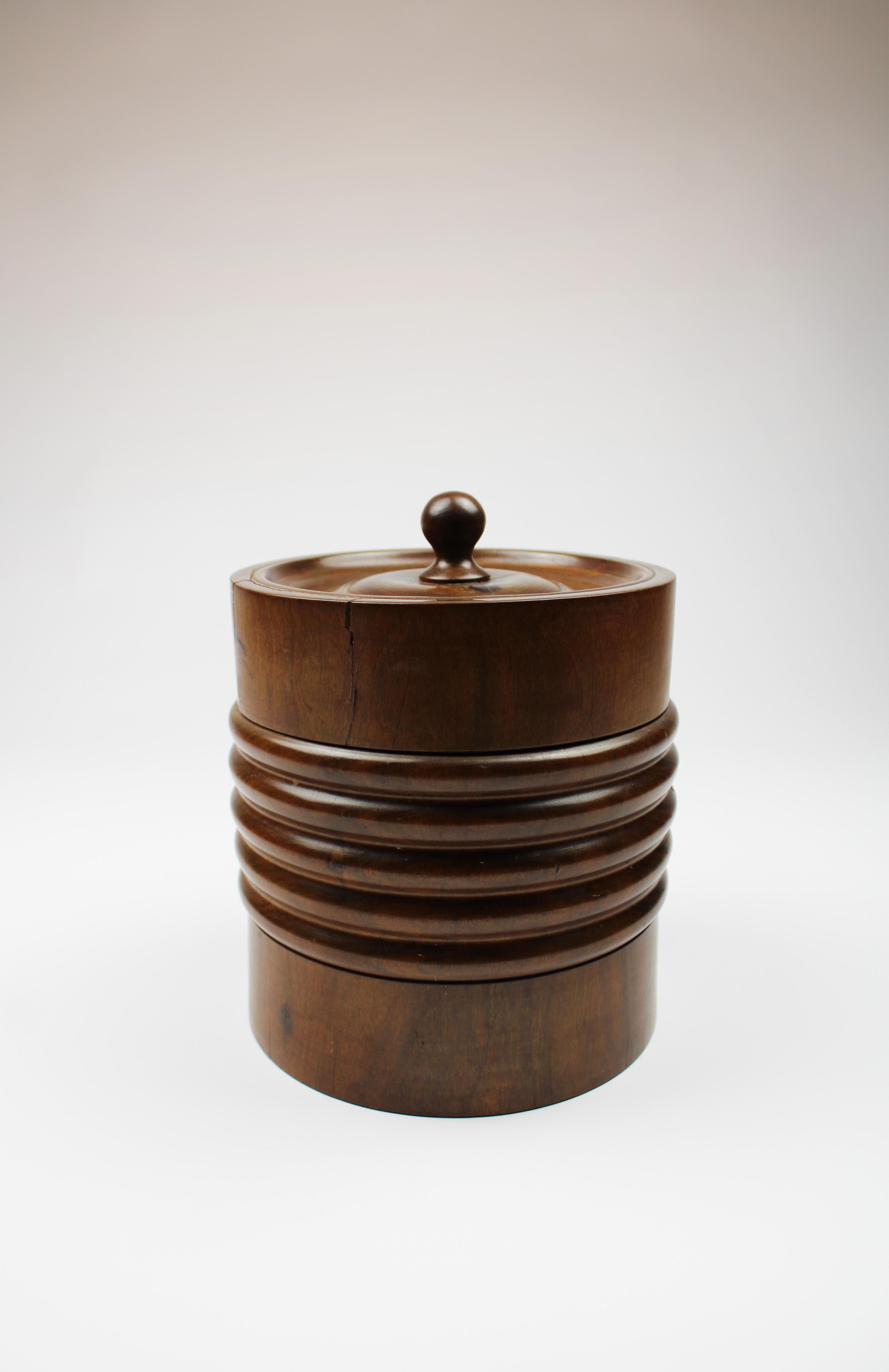 This exquisite 19th-century Georgian Dutch wooden treen tobacco jar from the Netherlands is a fine example of craftsmanship and functional design. The jar features a beautifully turned, stepped body and base, showcasing the skillful woodworking