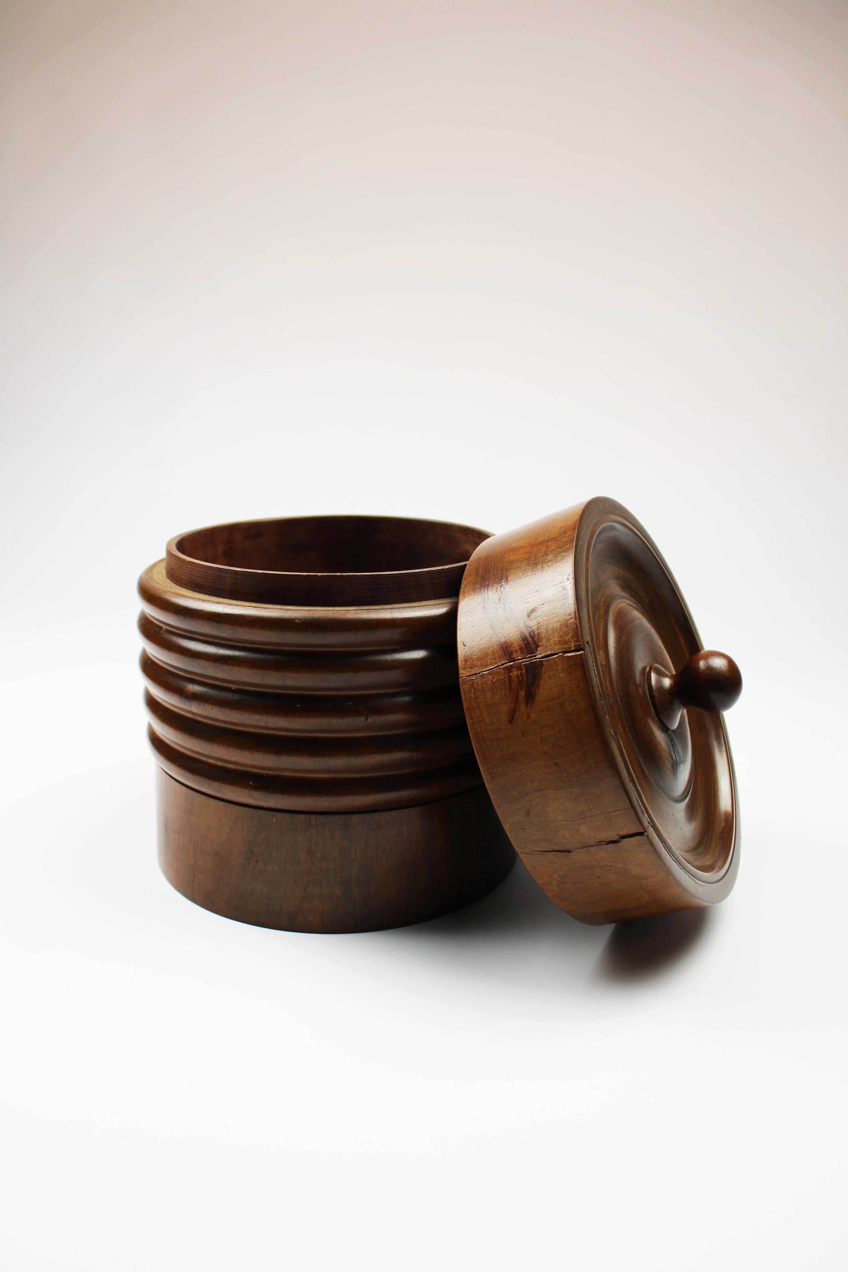 Dutch Colonial 19th Century Georgian wooden treen Tobacco Jar with loose flat cover Netherlands For Sale