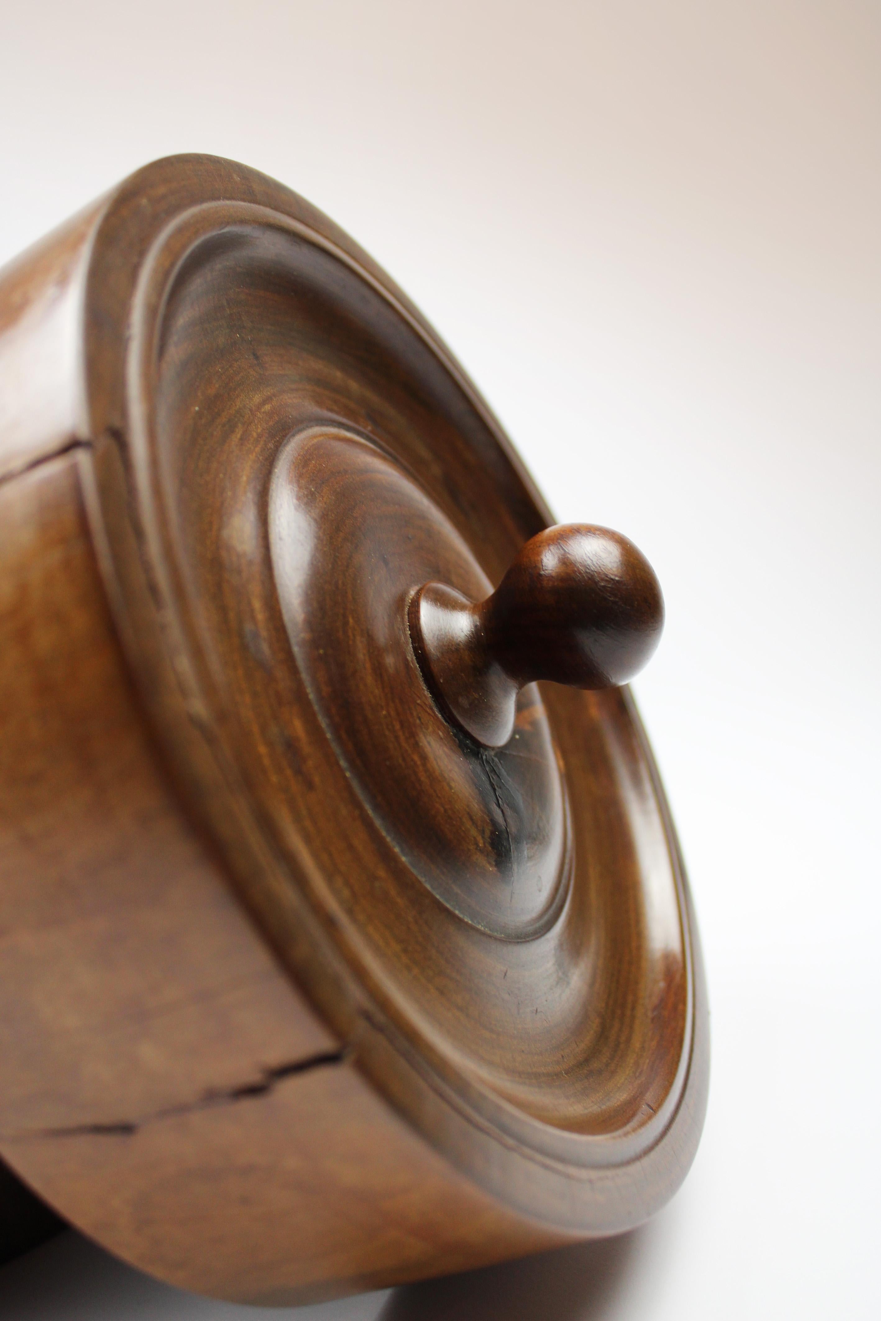 Hand-Crafted 19th Century Georgian wooden treen Tobacco Jar with loose flat cover Netherlands For Sale
