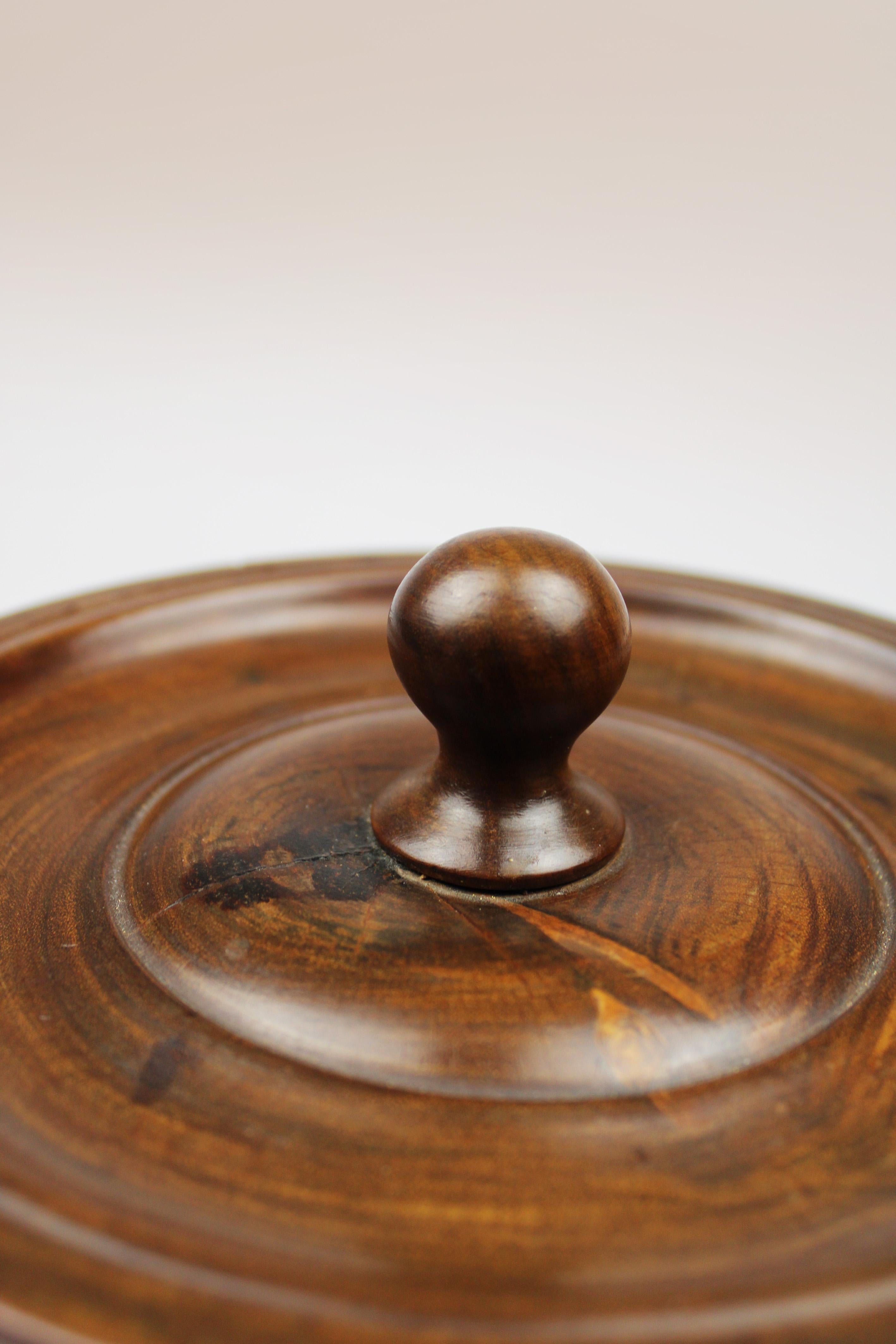 19th Century Georgian wooden treen Tobacco Jar with loose flat cover Netherlands For Sale 2