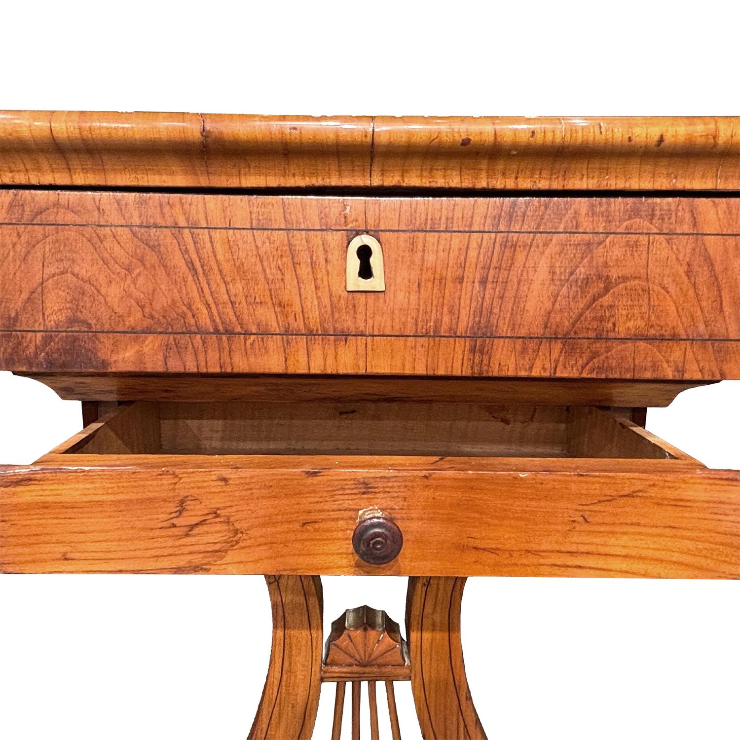 Table de couture Biedermeier en merisier poli du 19ème siècle allemand en vente 3