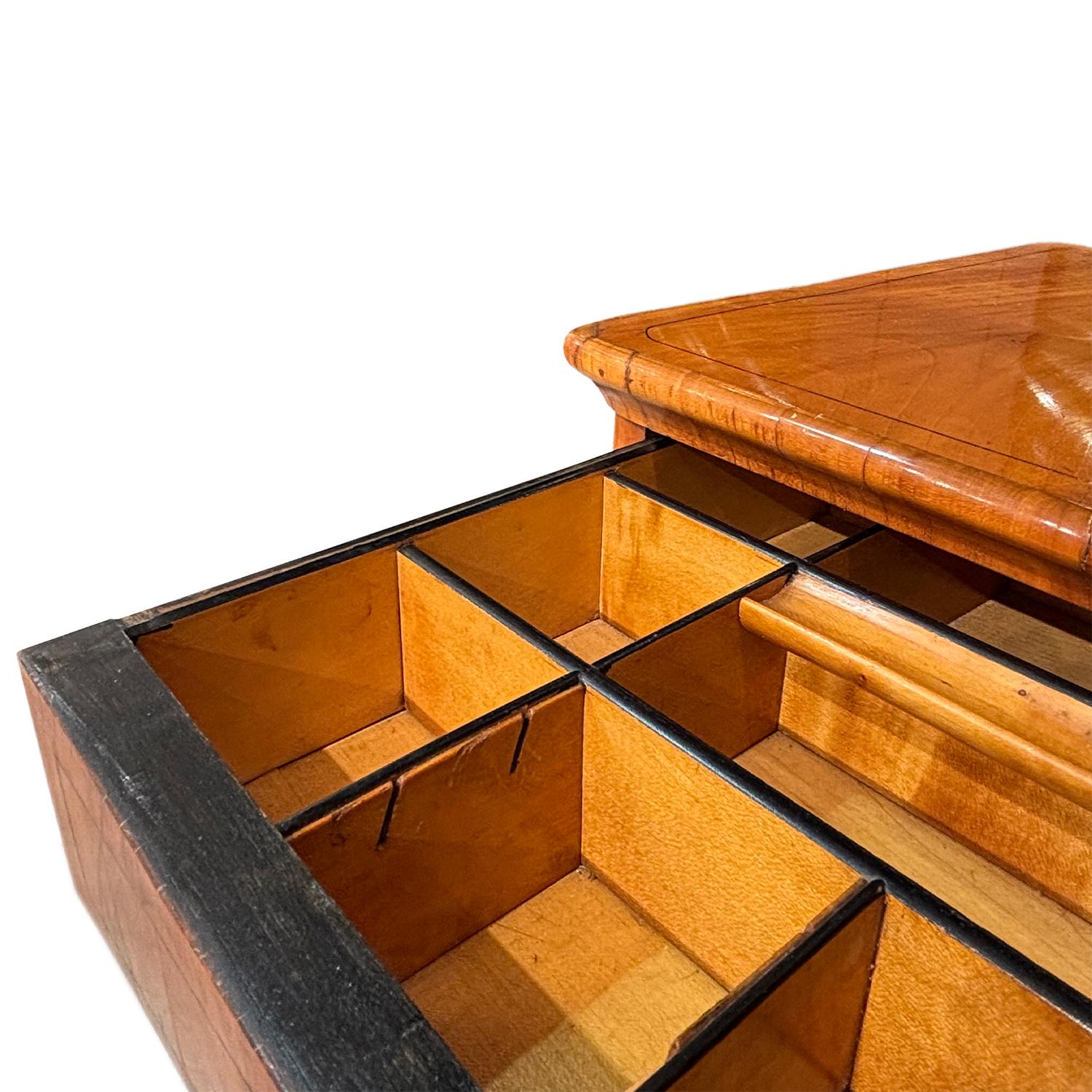 Table de couture Biedermeier en merisier poli du 19ème siècle allemand en vente 4