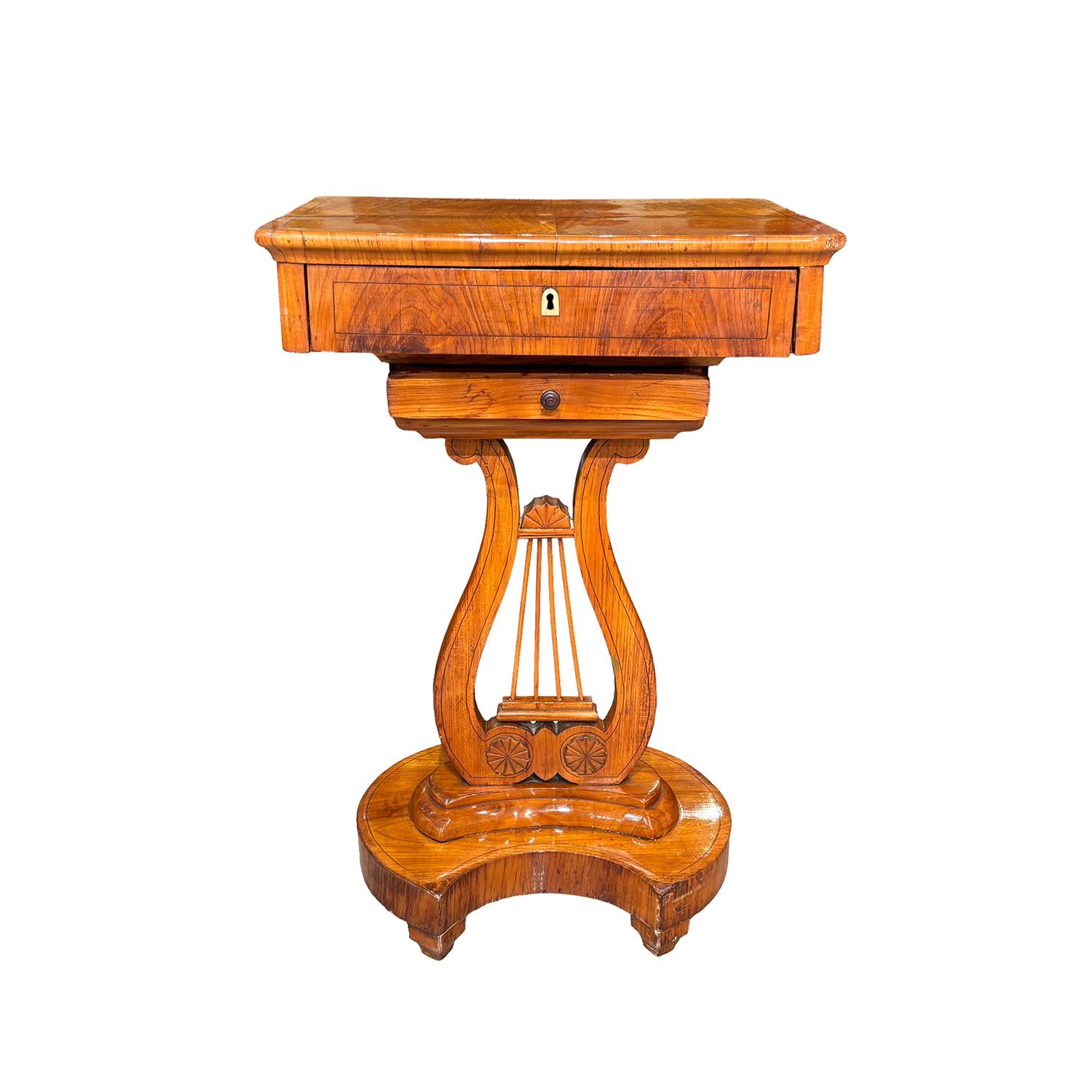 Ancienne table de couture Biedermeier allemande du début du 19e siècle, avec deux tiroirs, en merisier poli à la gomme-laque, partiellement plaqué, en bon état. La partie supérieure et le plus grand tiroir sont en noyer, l'intérieur est composé de