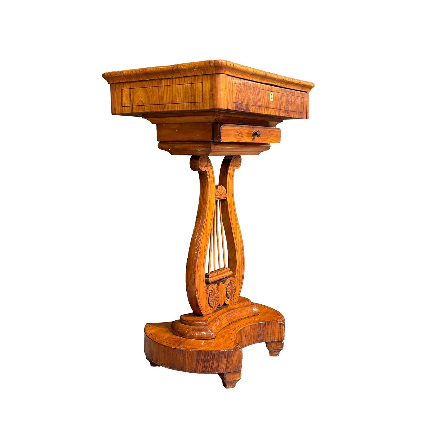 Allemand Table de couture Biedermeier en merisier poli du 19ème siècle allemand en vente