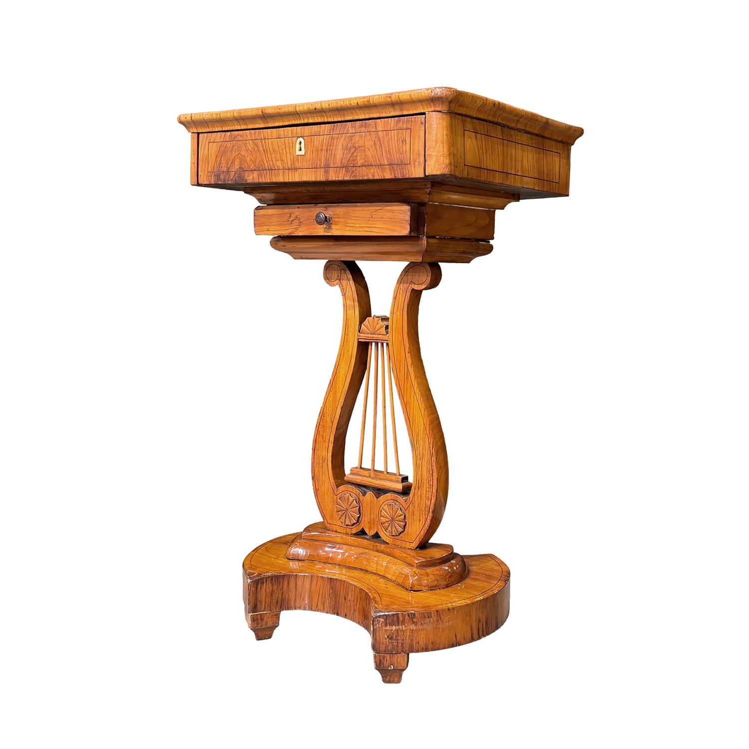 Sculpté à la main Table de couture Biedermeier en merisier poli du 19ème siècle allemand en vente