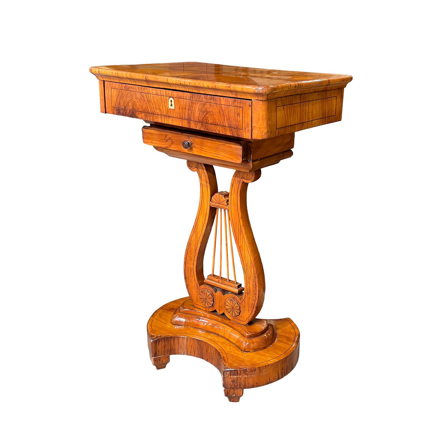 XIXe siècle Table de couture Biedermeier en merisier poli du 19ème siècle allemand en vente