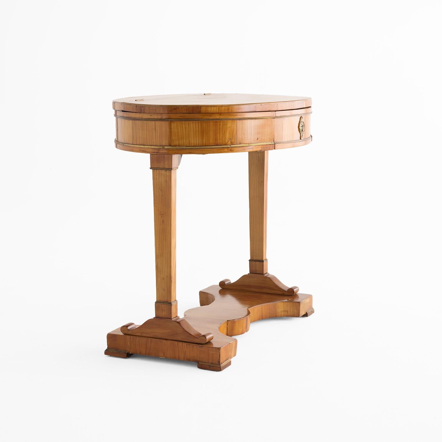 Tedesco Tavolo da cucito in legno di ciliegio lucidato a gommalacca del 19° secolo, tedesco antico Biedermeier in vendita