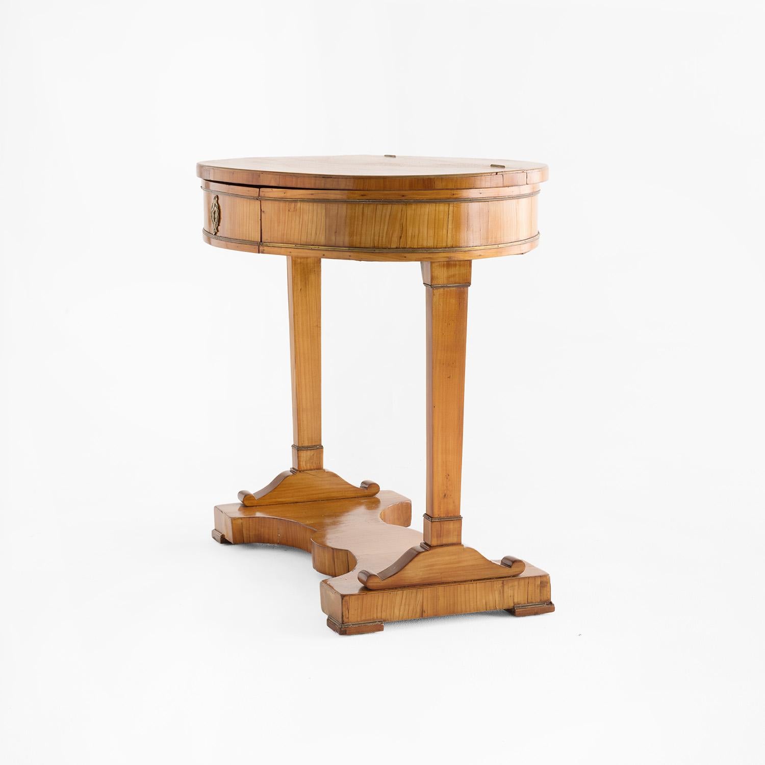 Intagliato a mano Tavolo da cucito in legno di ciliegio lucidato a gommalacca del 19° secolo, tedesco antico Biedermeier in vendita
