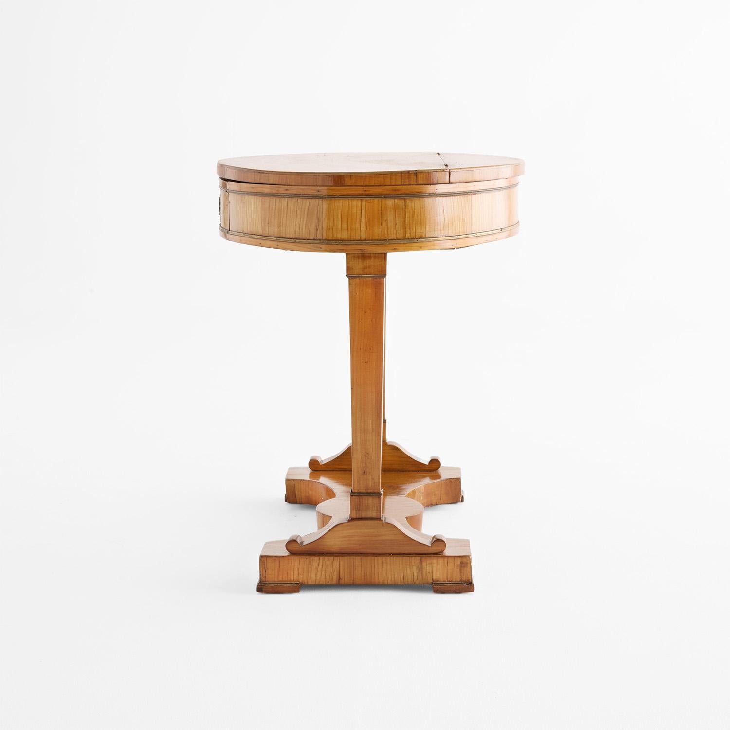 Tavolo da cucito in legno di ciliegio lucidato a gommalacca del 19° secolo, tedesco antico Biedermeier In condizioni buone in vendita a West Palm Beach, FL