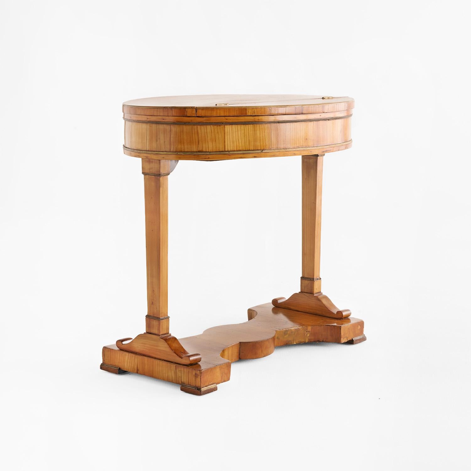 XIX secolo Tavolo da cucito in legno di ciliegio lucidato a gommalacca del 19° secolo, tedesco antico Biedermeier in vendita