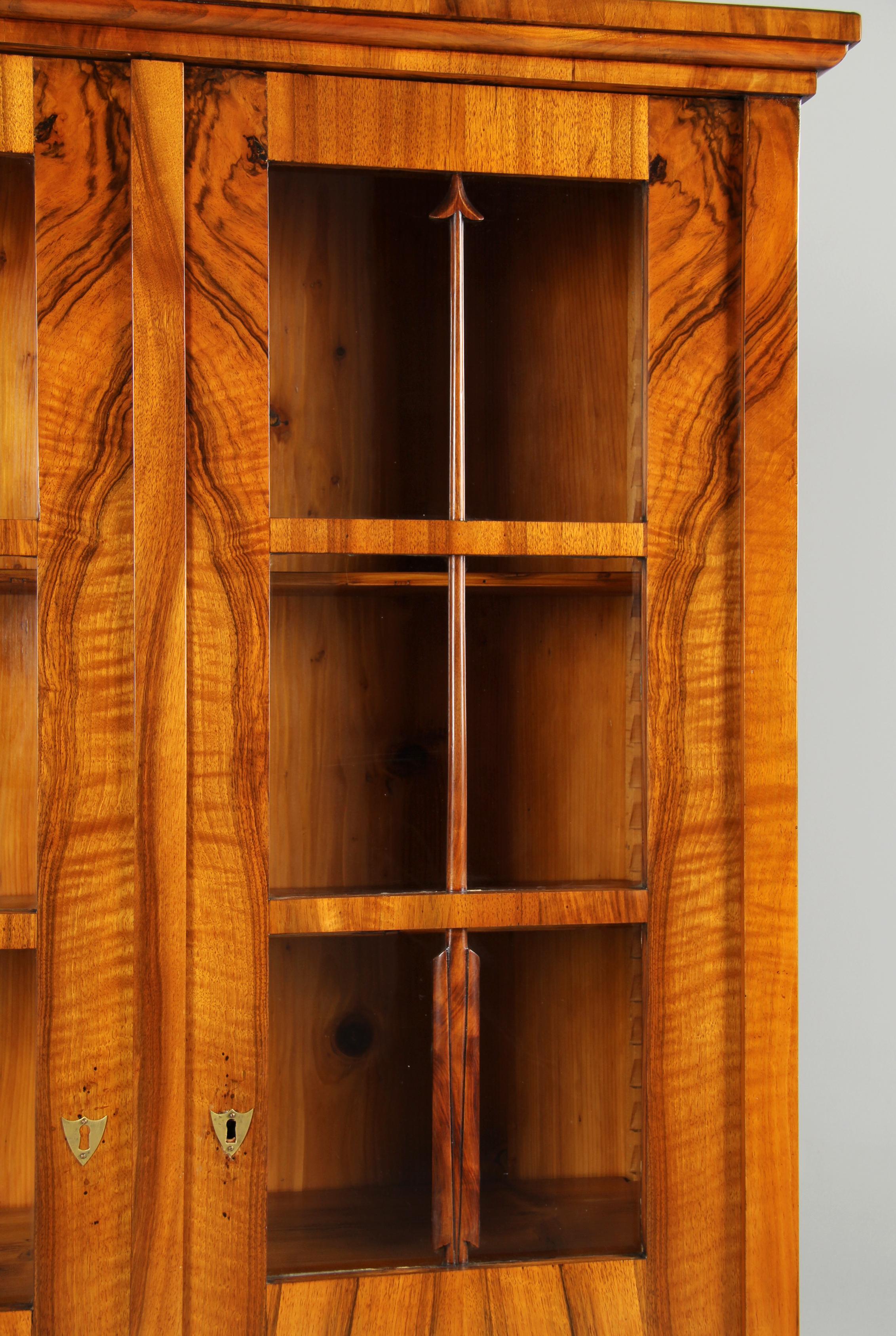 19th Century German Biedermeier Bookcase, Walnut, circa 1825 In Good Condition In Greven, DE