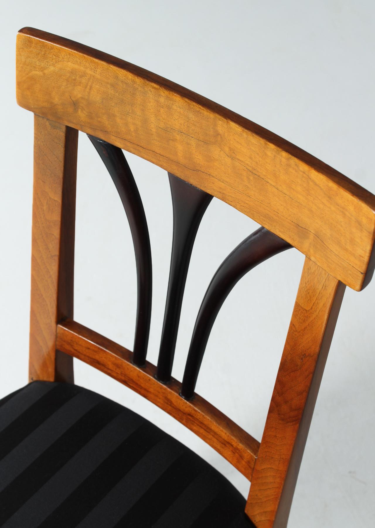Single solid walnut Biedermeier chair

Southern Germany
Walnut
Biedermeier around 1820-1830

Dimensions: H x W x D: 90 x 45 x 42 cm, seat height: 48 cm

Description:
Classic Biedermeier chair from around 1820-1830.

Made of solid walnut,