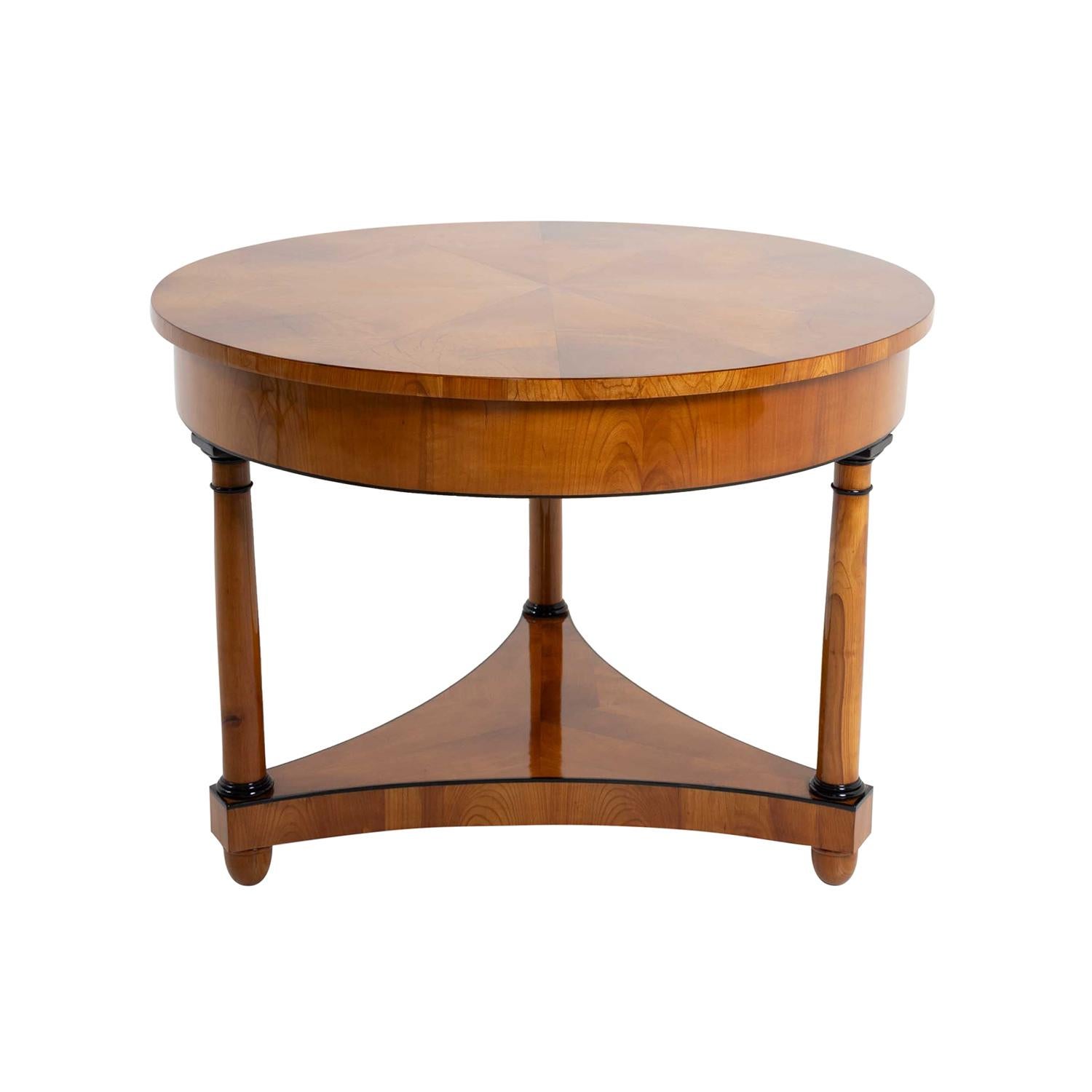Deutscher Biedermeier Kirschbaumholz-Mitteltisch aus dem 19. Jahrhundert – Antiker Serviertisch (Handgeschnitzt) im Angebot