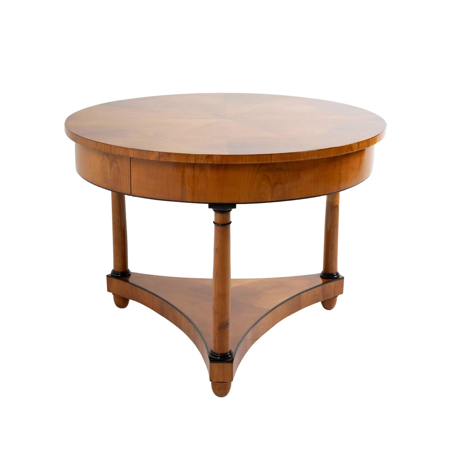 Deutscher Biedermeier Kirschbaumholz-Mitteltisch aus dem 19. Jahrhundert – Antiker Serviertisch im Zustand „Gut“ im Angebot in West Palm Beach, FL