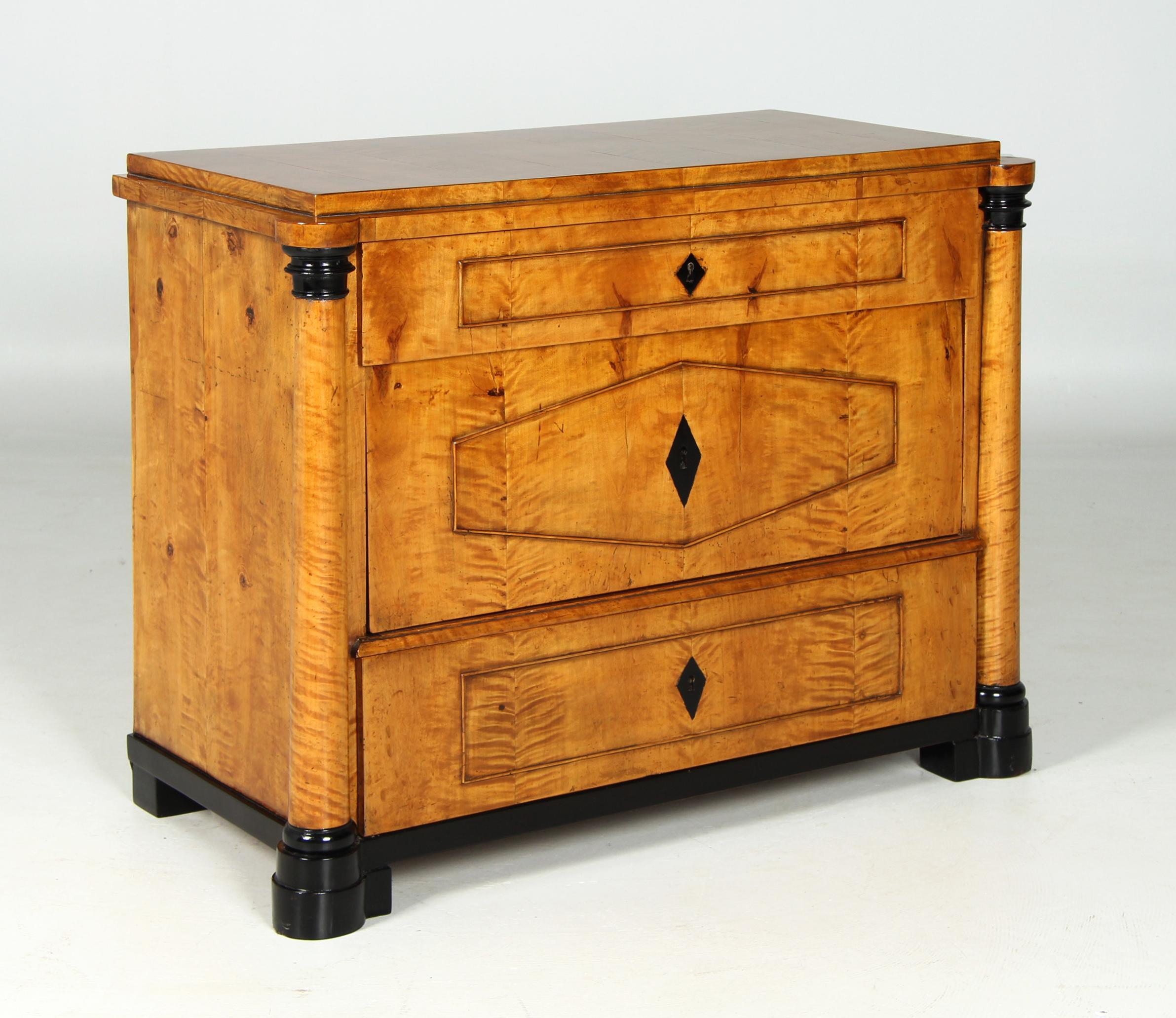 Biedermeier chest of drawers with columns

Northern Germany
Birch
Biedermeier around 1820

Dimensions: H x W x D: 82 x 103 x 50 cm

Description:
Three-tier Biedermeier chest of drawers veneered in birch.
The round, ebonised feet serve as bases for