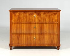 Deutsche Biedermeier Kommode des 19. Jahrhunderts, Kirschbaum, um 1840