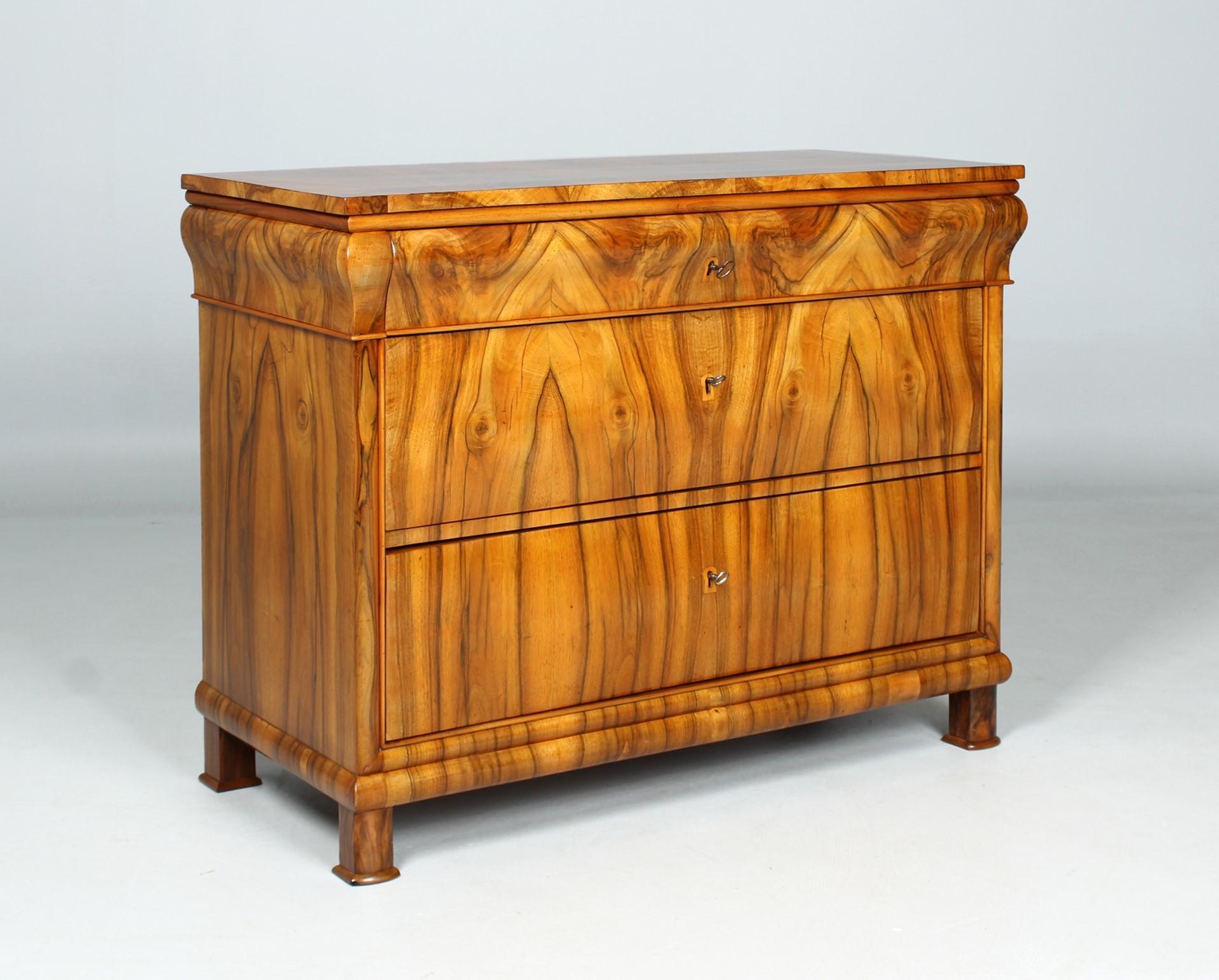 19th Century Biedermeier Chest Of Drawers

South-West-Germany
Walnut
Biedermeier around 1835

Dimensions: H x W x D: 92 x 114 x 54 cm

Description:
Three-tier piece of furniture standing on square feet.

Two things are immediately noticeable about